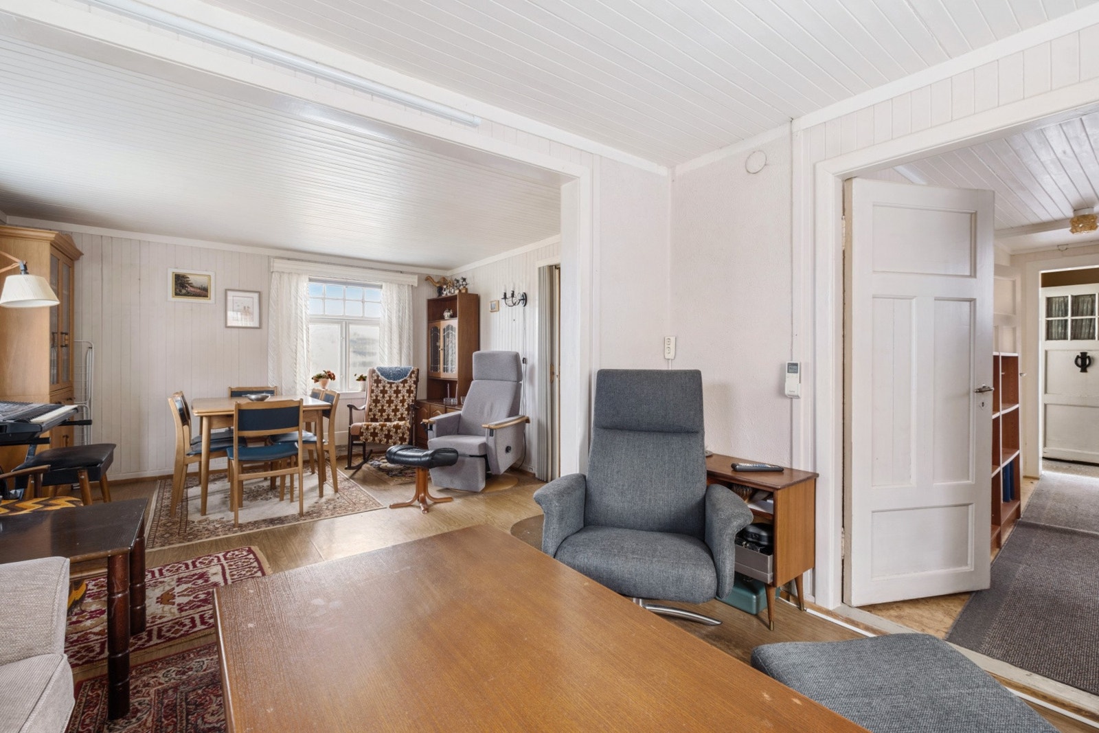 Stuen har en åpen løsning mot spisestuedelen, noe som skaper en god romfølelse. Galleribilde