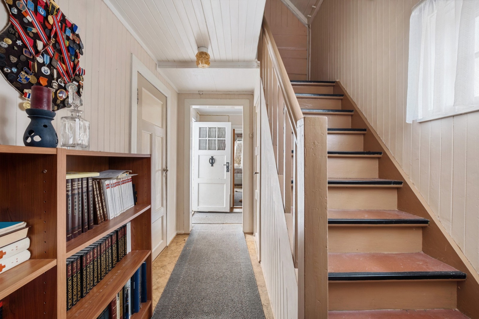 Fra gangen fører trappen opp til andre etasje. Galleribilde