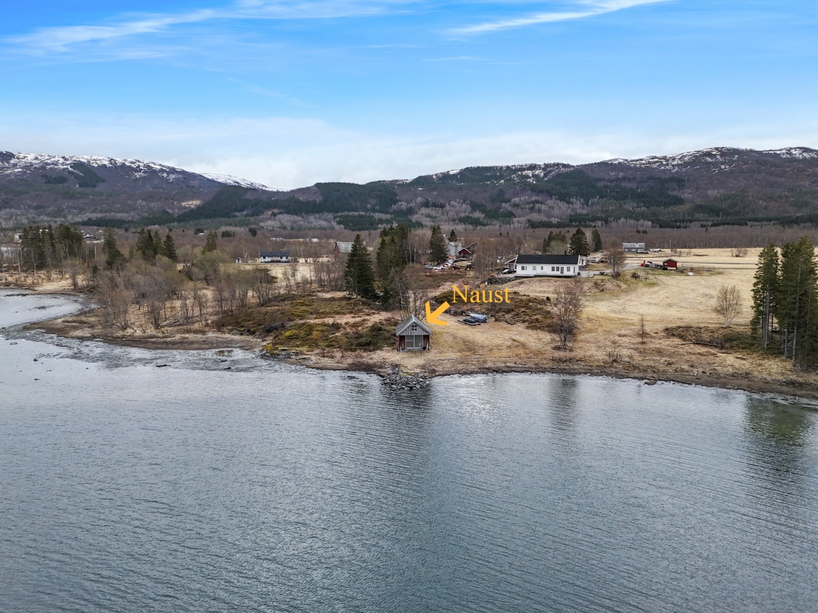 Naustet sett fra luften, med direkte tilknytning til fjorden. Galleribilde
