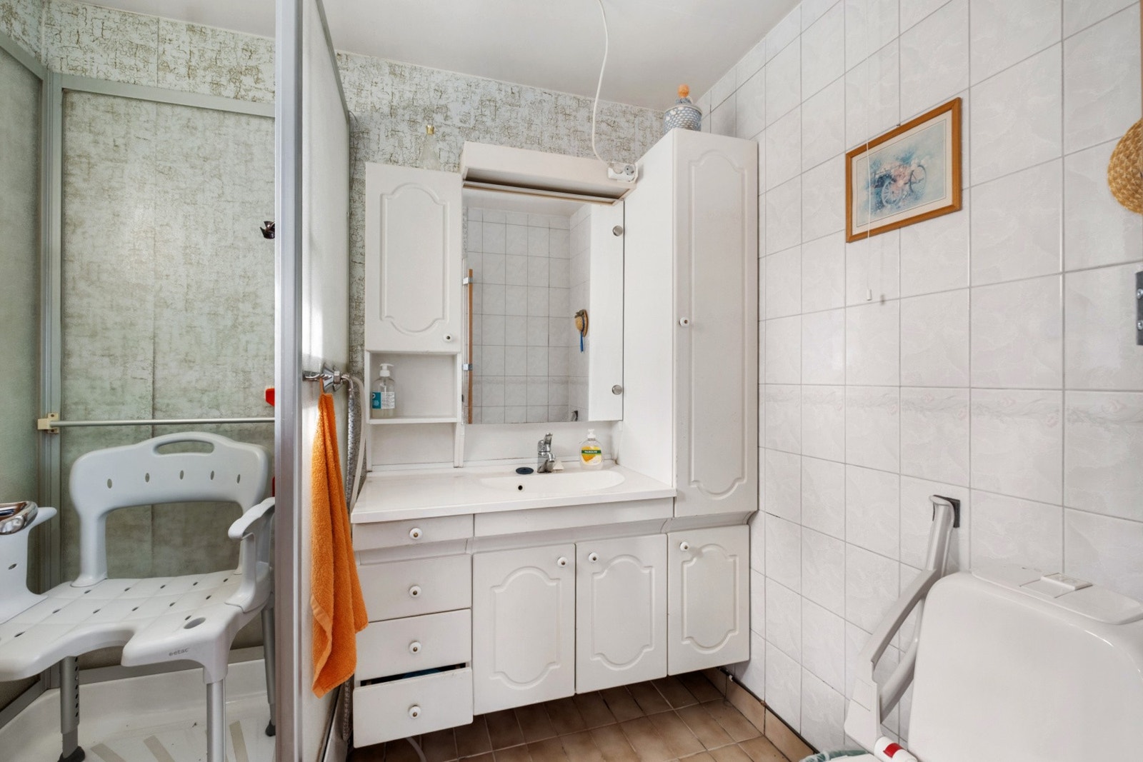 Badet i første etasje er utstyrt med dusjkabinett, toalett og servant med underskap. Galleribilde