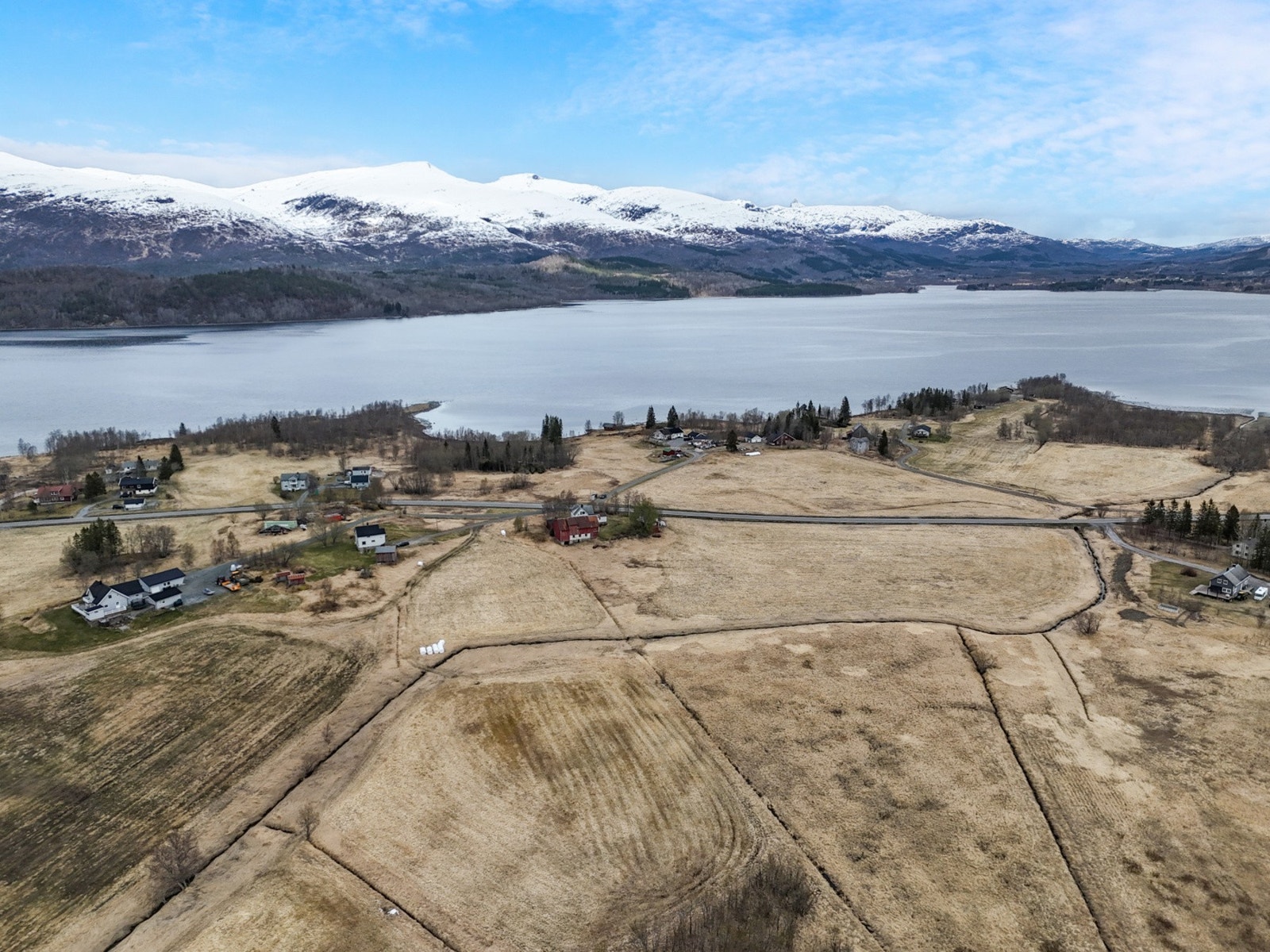 Eiendommen ligger i landlige og naturskjønne omgivelser i Valnesfjord, med nærhet til både fjell og fjord. Galleribilde
