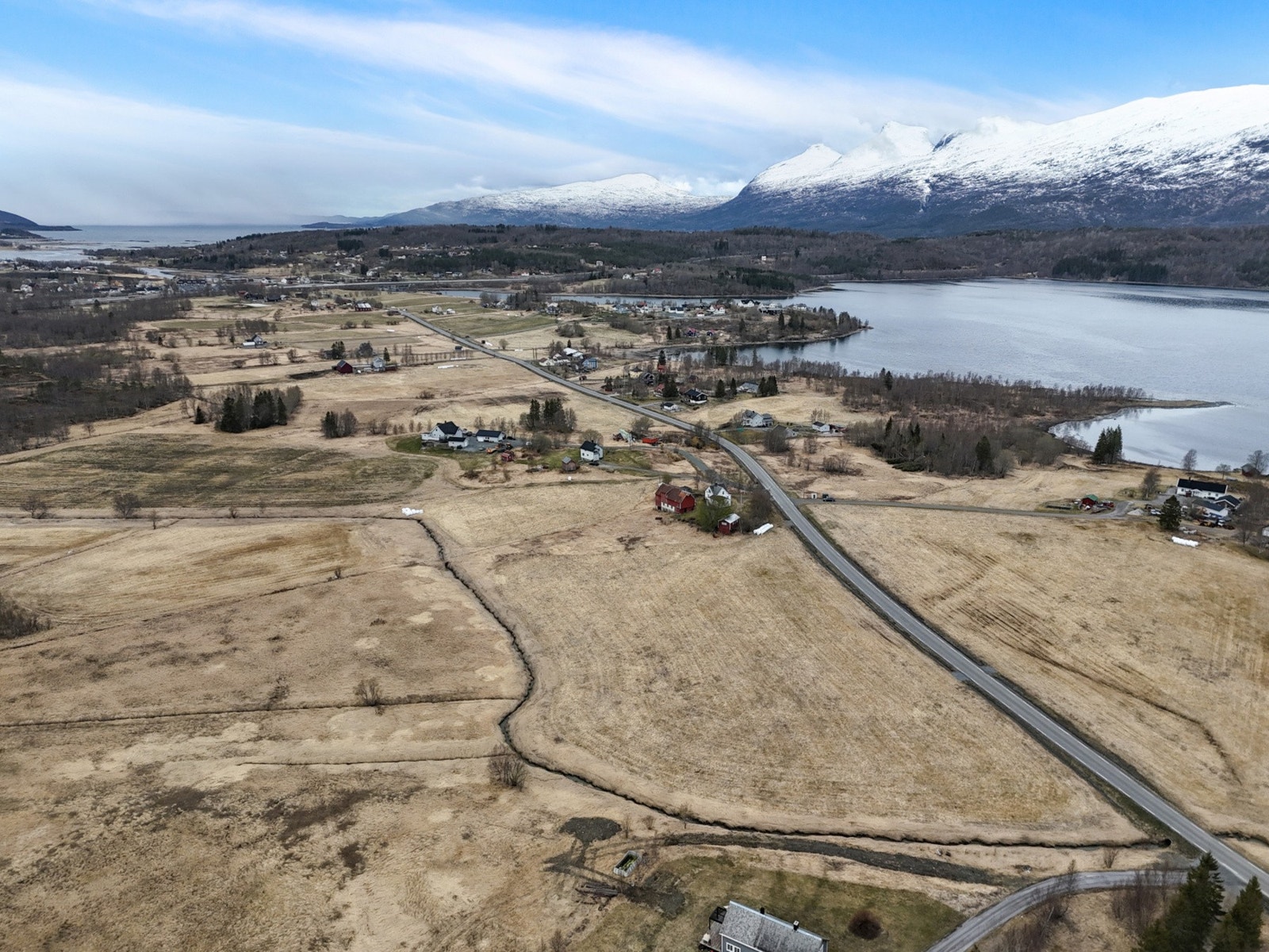 Fra eiendommen er det kort vei til servicetilbud i Valnesfjord sentrum. Galleribilde