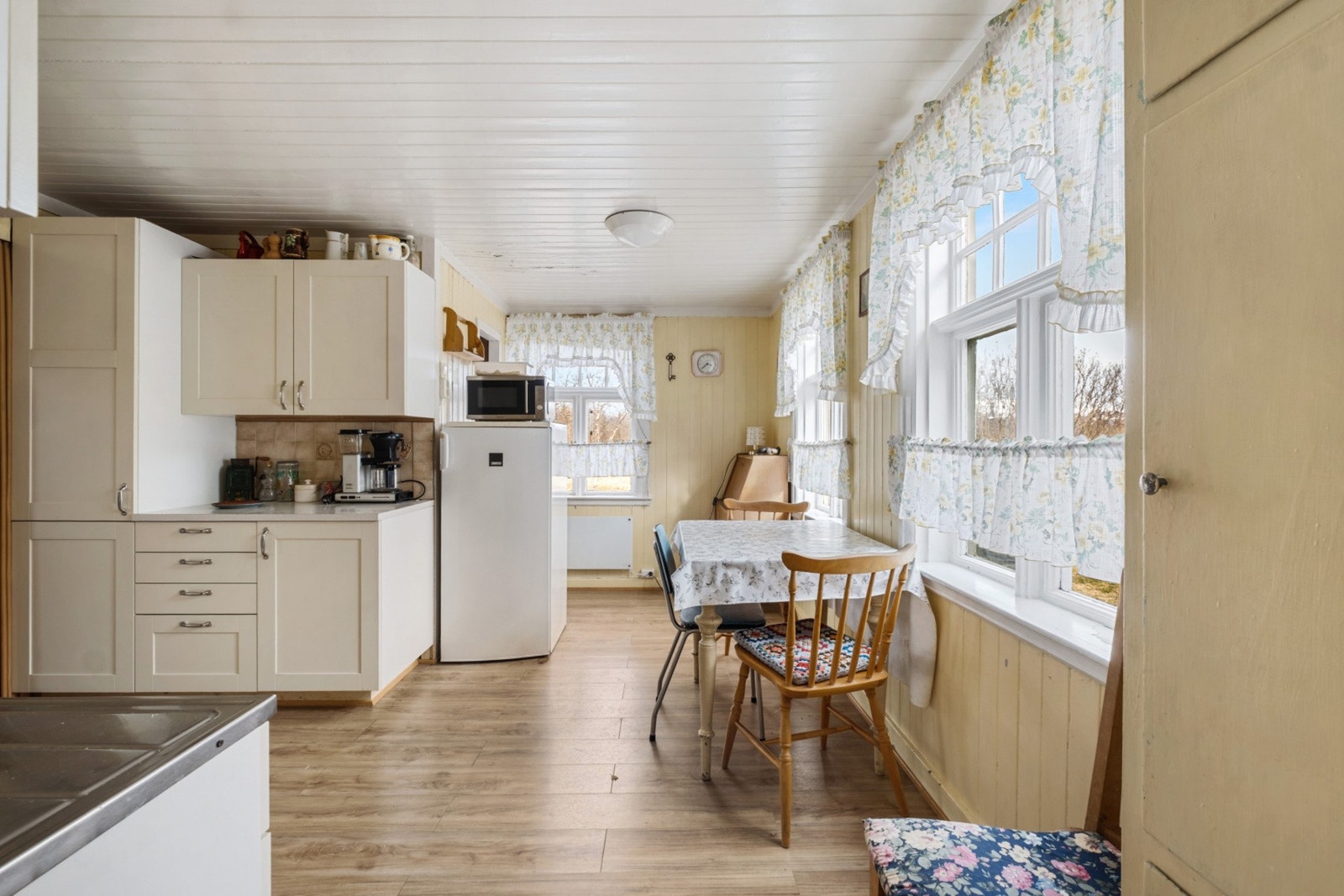 Rommet har godt med naturlig lys fra vinduer på to vegger. Galleribilde