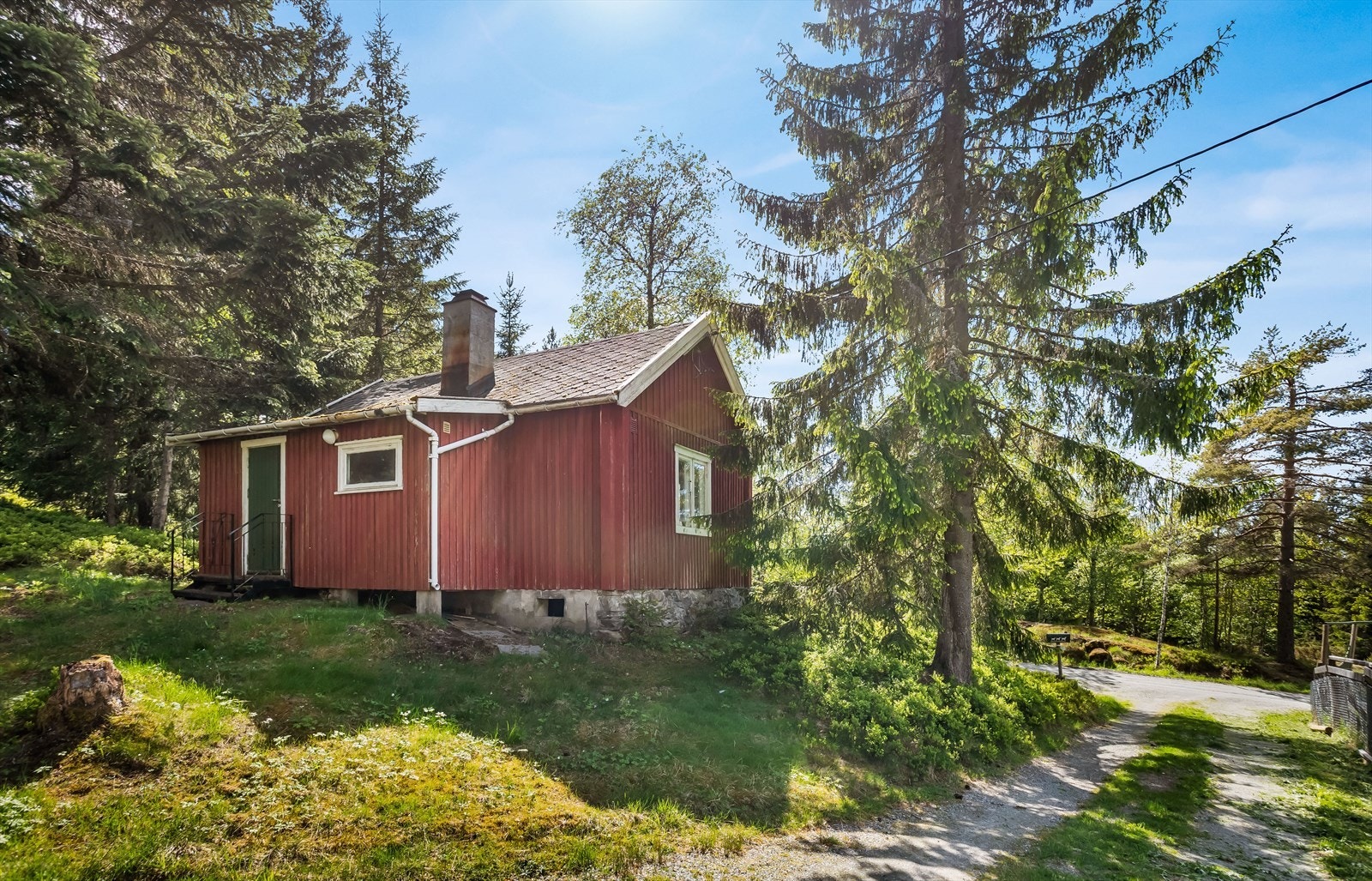 Annekset har stående trekledning, grunnmur av gråstein og betong, og innlagt strøm. Galleribilde