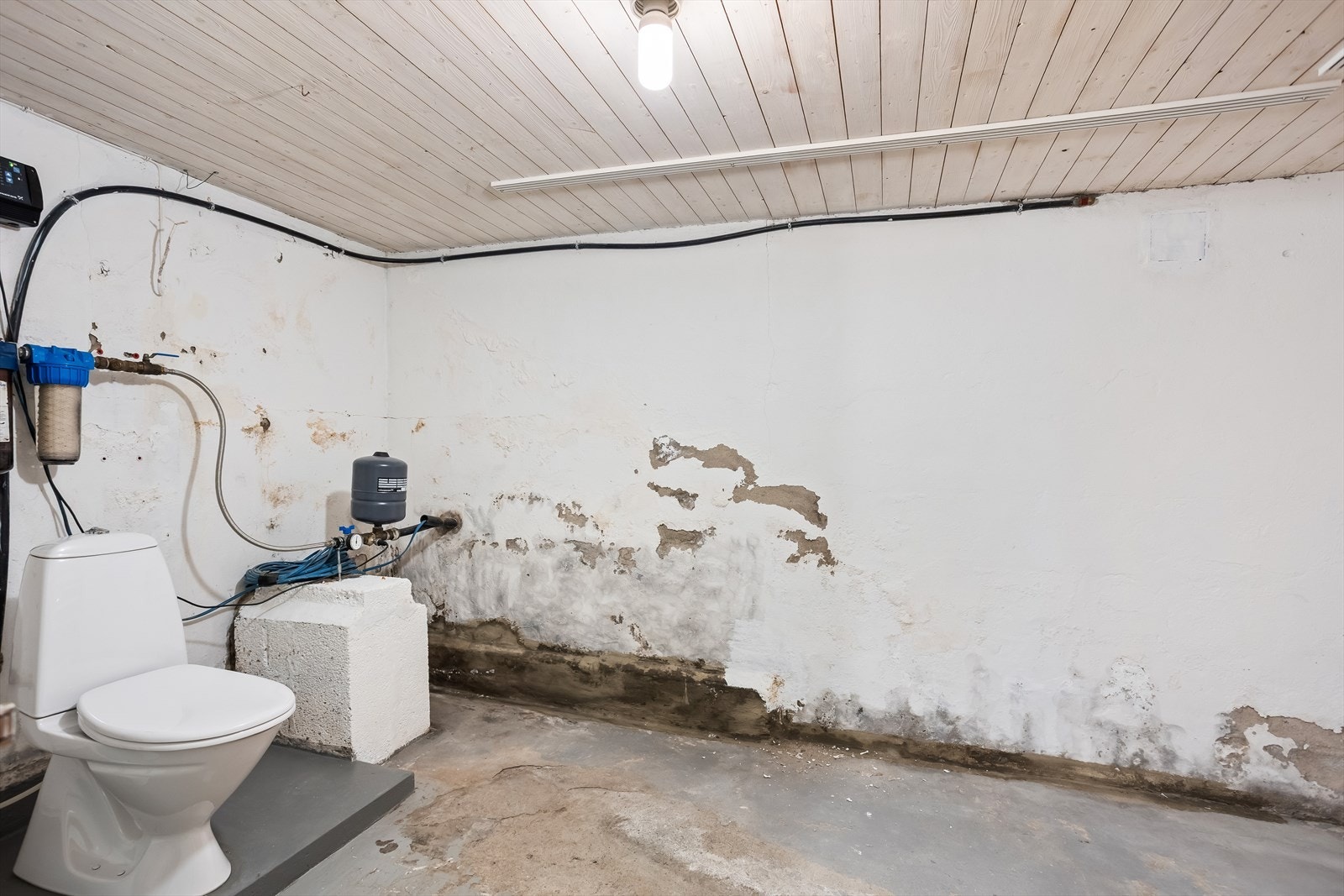 Teknisk rom i kjelleren. Eiendommen har privat vannforsyning fra en grunnboret brønn med pumpe fra 2021. Galleribilde
