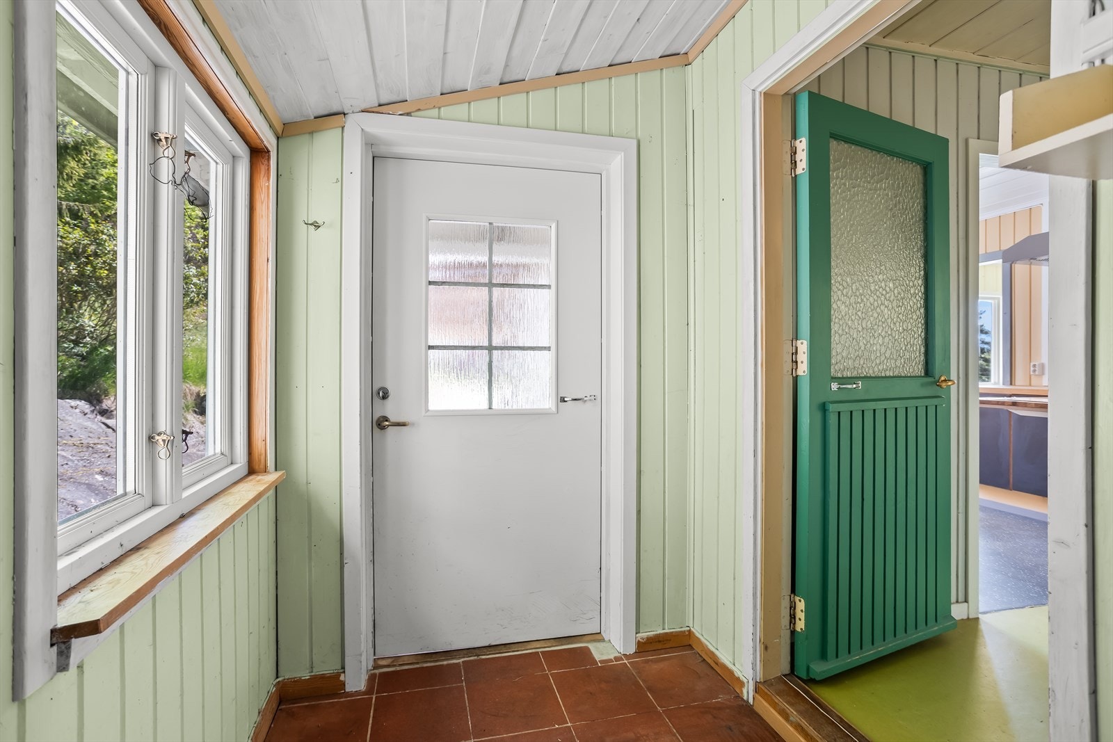 Entré med flislagt gulv. Ytterdøren i tre med 2-lags isolerglass er fra 1996. Galleribilde