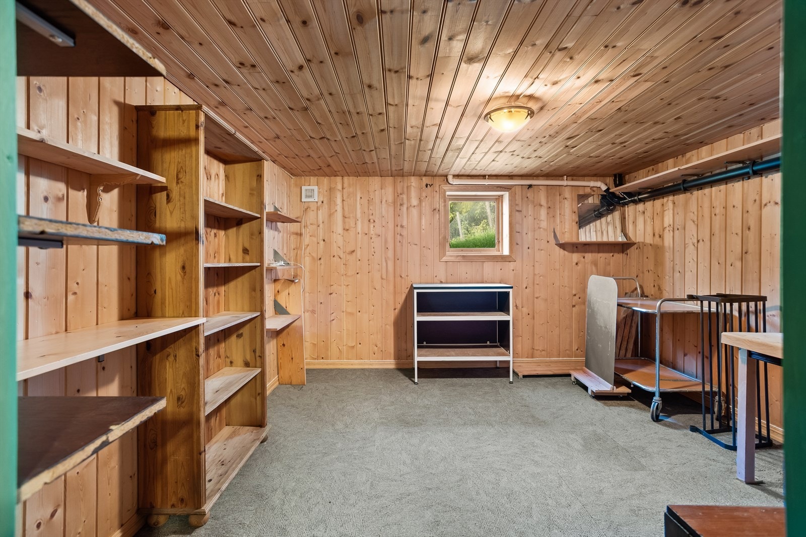 Kjelleren inneholder flere innredede rom med ulike bruksmuligheter. Galleribilde