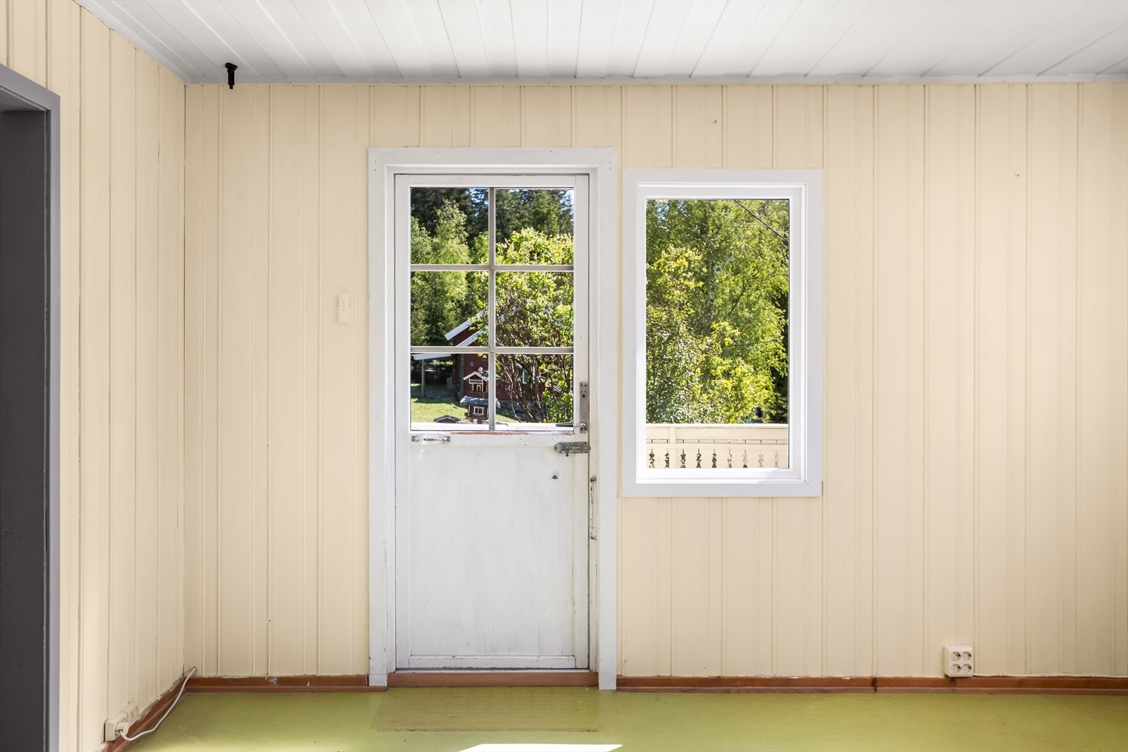 Gjennomgående panel på vegger og i himling i store deler av første etasje. Galleribilde