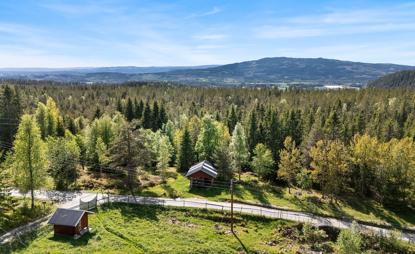 Fra eiendommen er det vidstrakt utsikt over skogslandskapet i Eidsvoll. Galleribilde