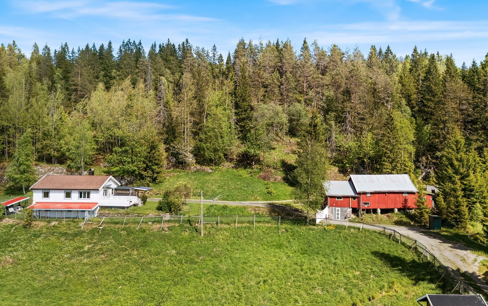 Eiendommen strekker seg over nesten 29 mål og omfatter enebolig, låve, anneks og flere andre bygg. Galleribilde
