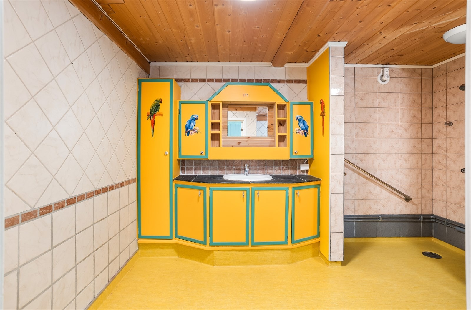 Romslig bad i første etasje med gulvvarme, fliser på veggene og opplegg for vaskemaskin. Galleribilde
