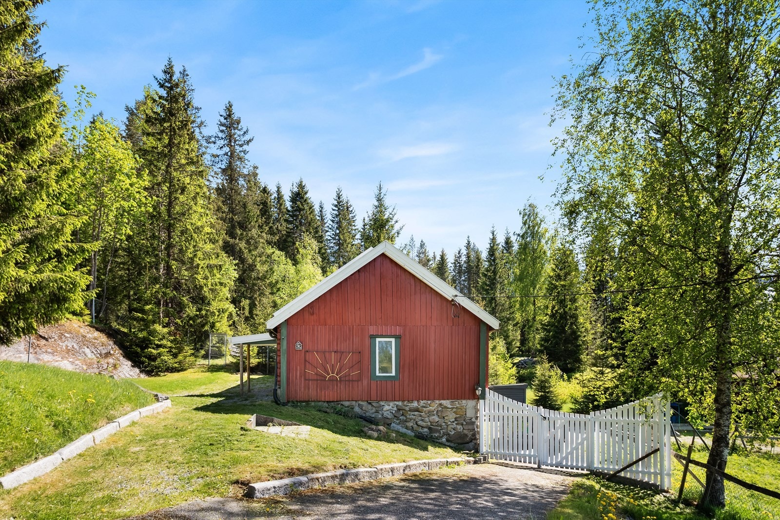 Annekset på eiendommen har et bruksareal på 31 m² og inneholder flere boder. Galleribilde
