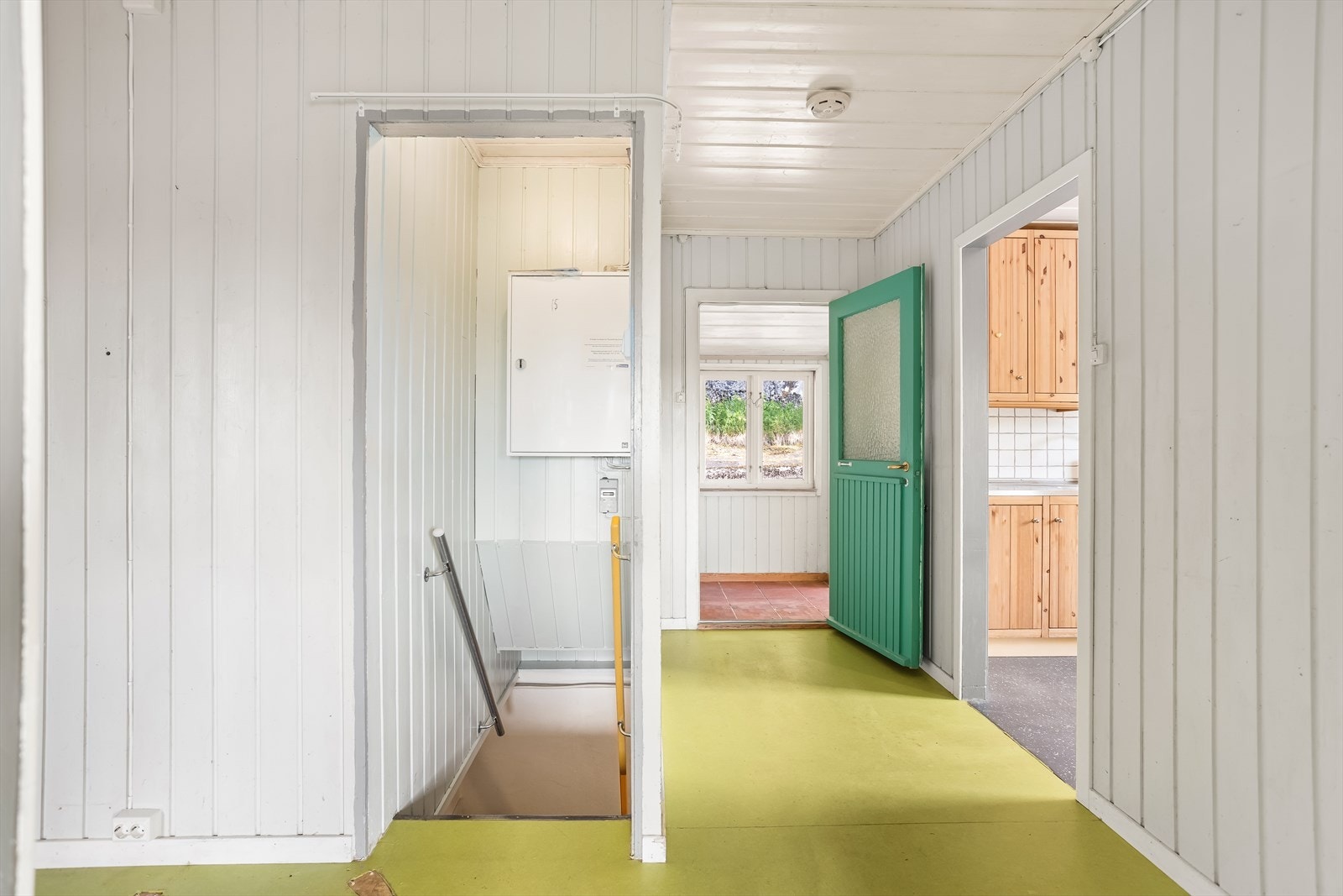 Fra gangen er det adkomst til kjøkken, stue og trappenedgang til kjelleretasjen. Galleribilde