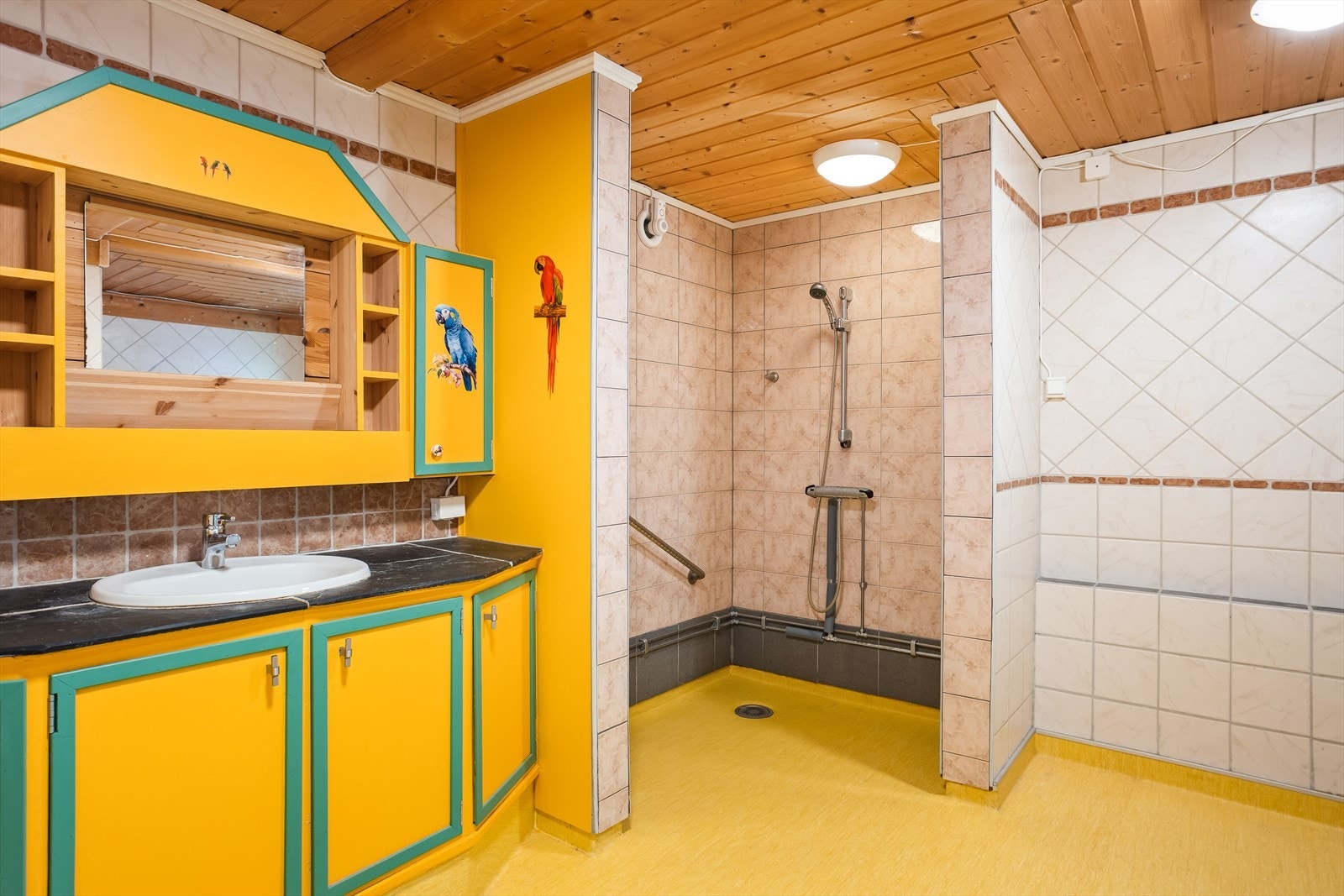 Badet er innredet med dusjnisje, servant med underskap og speilskap. Galleribilde