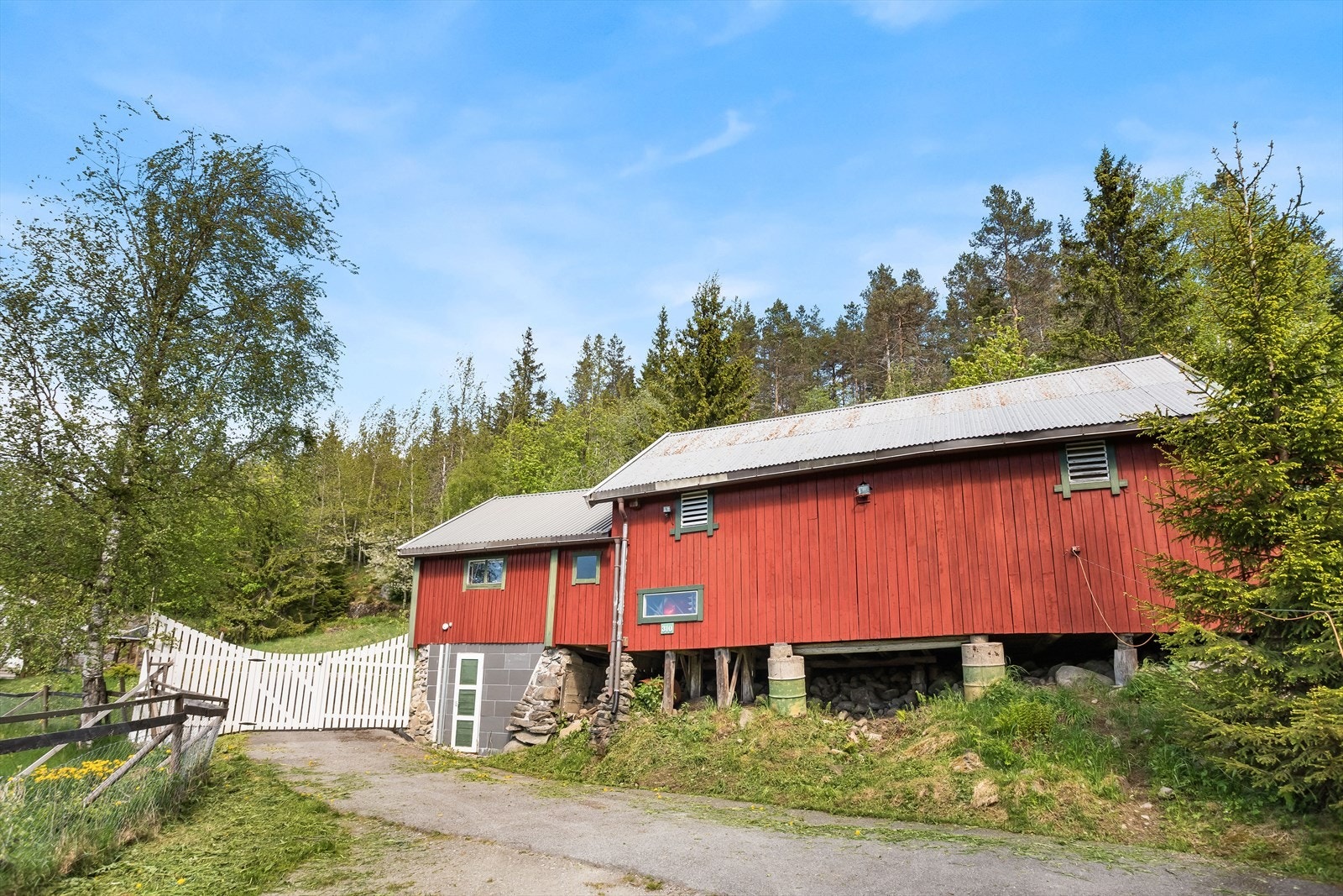 Låven har stående trekledning, saltak og pulttak, og er fundamentert på en grunnmur av gråstein. Galleribilde