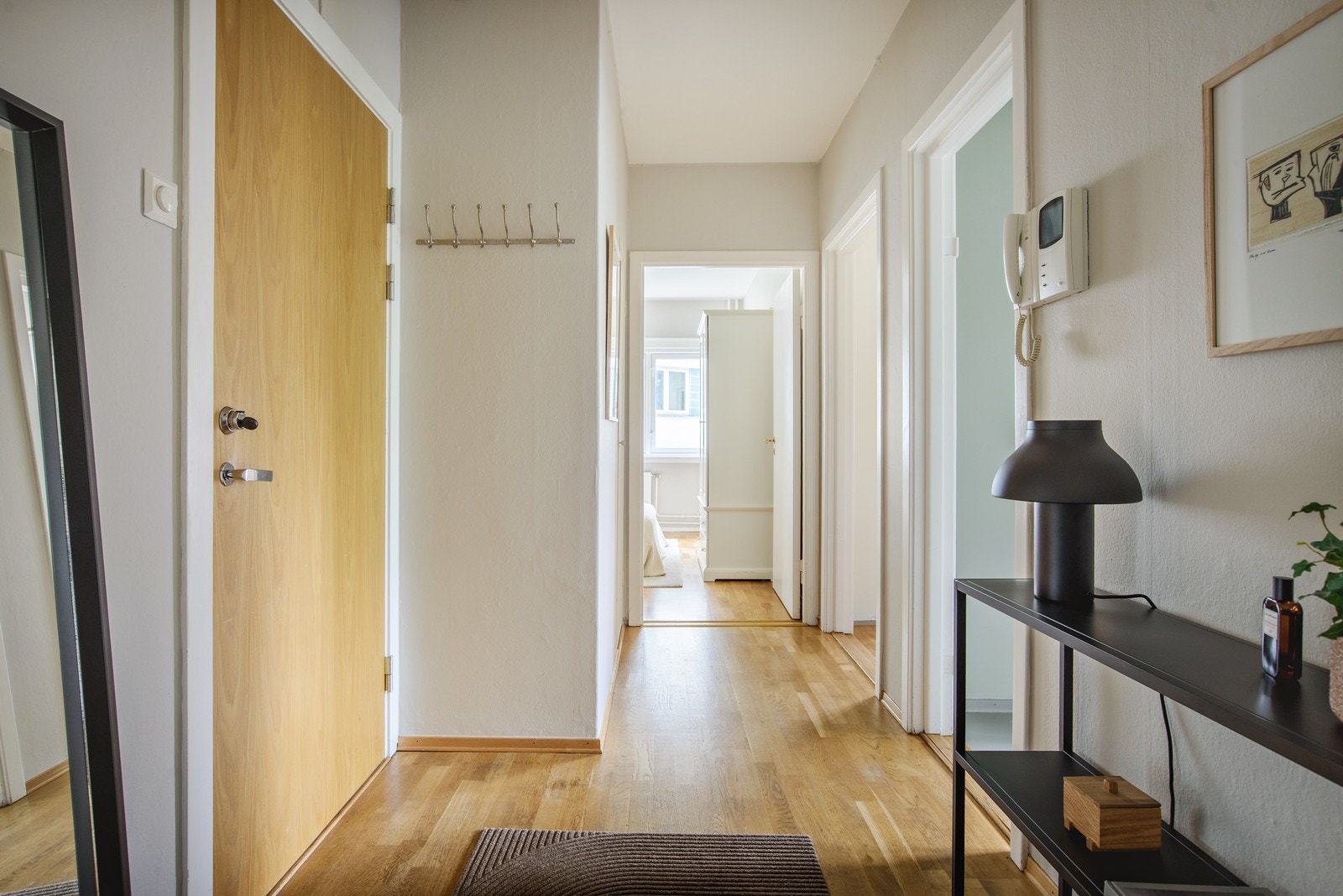 Entréen har eikeparkett som er gjennomgående i oppholdsrommene. Inngangsdøren er en moderne brann- og lyddør. Galleribilde