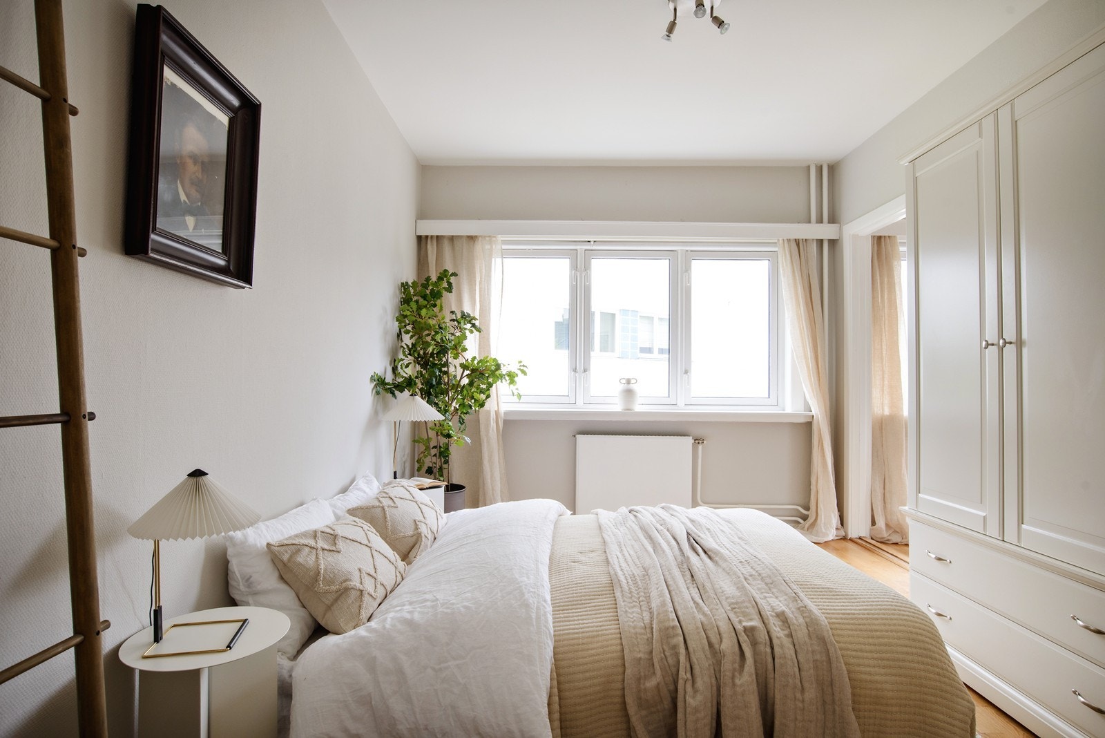 Store vinduer slipper inn rikelig med dagslys. Rommet har garderobeskap. Galleribilde