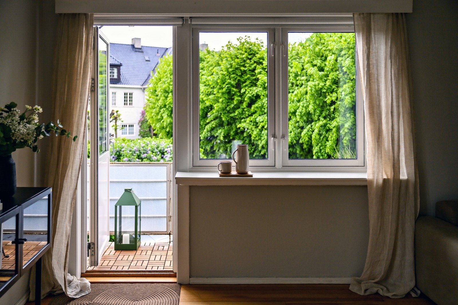 Det er utgang til balkong fra stuen Galleribilde