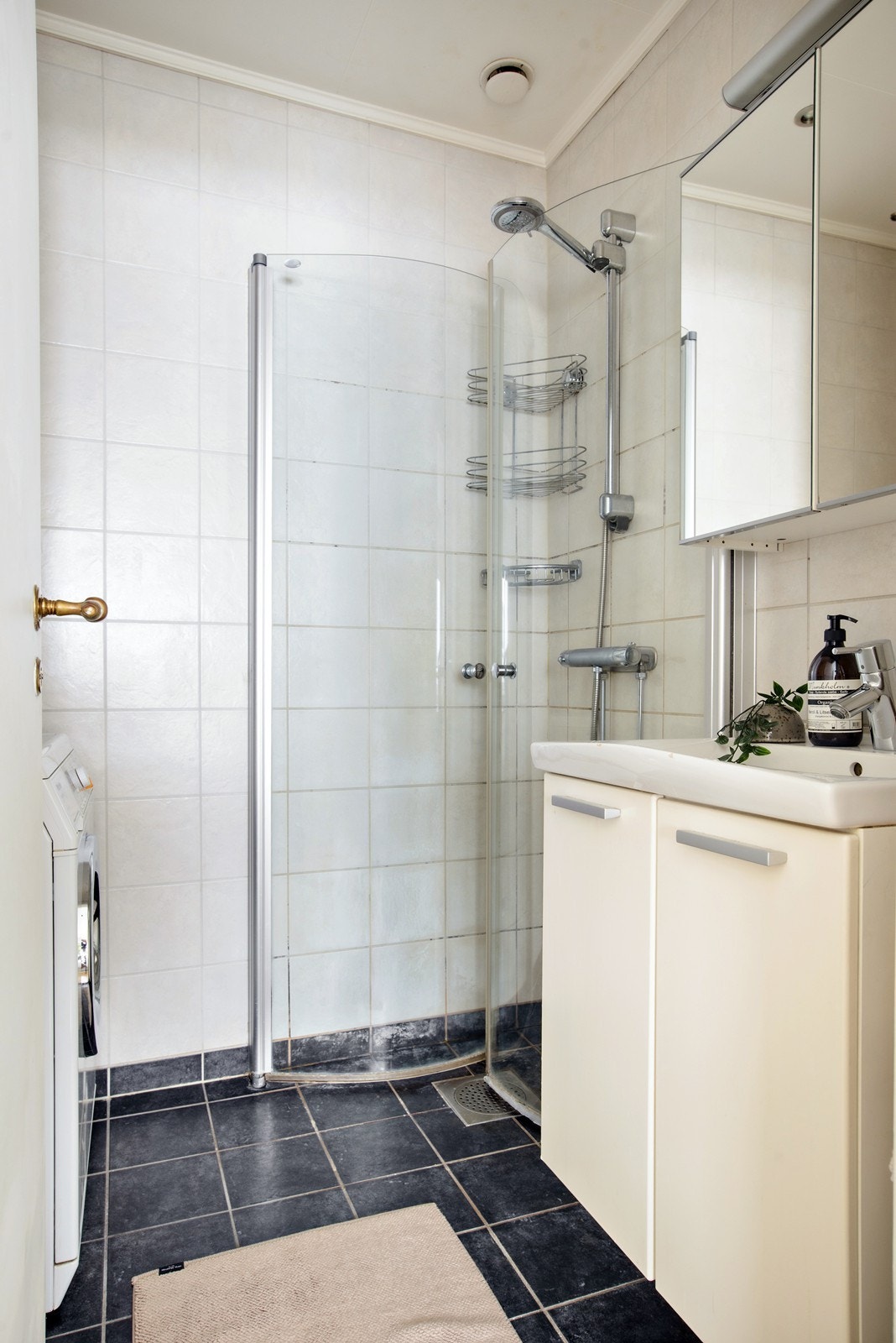 Badet har flislagt gulv og helflisede vegger. Det er opplegg for vaskemaskin. Galleribilde