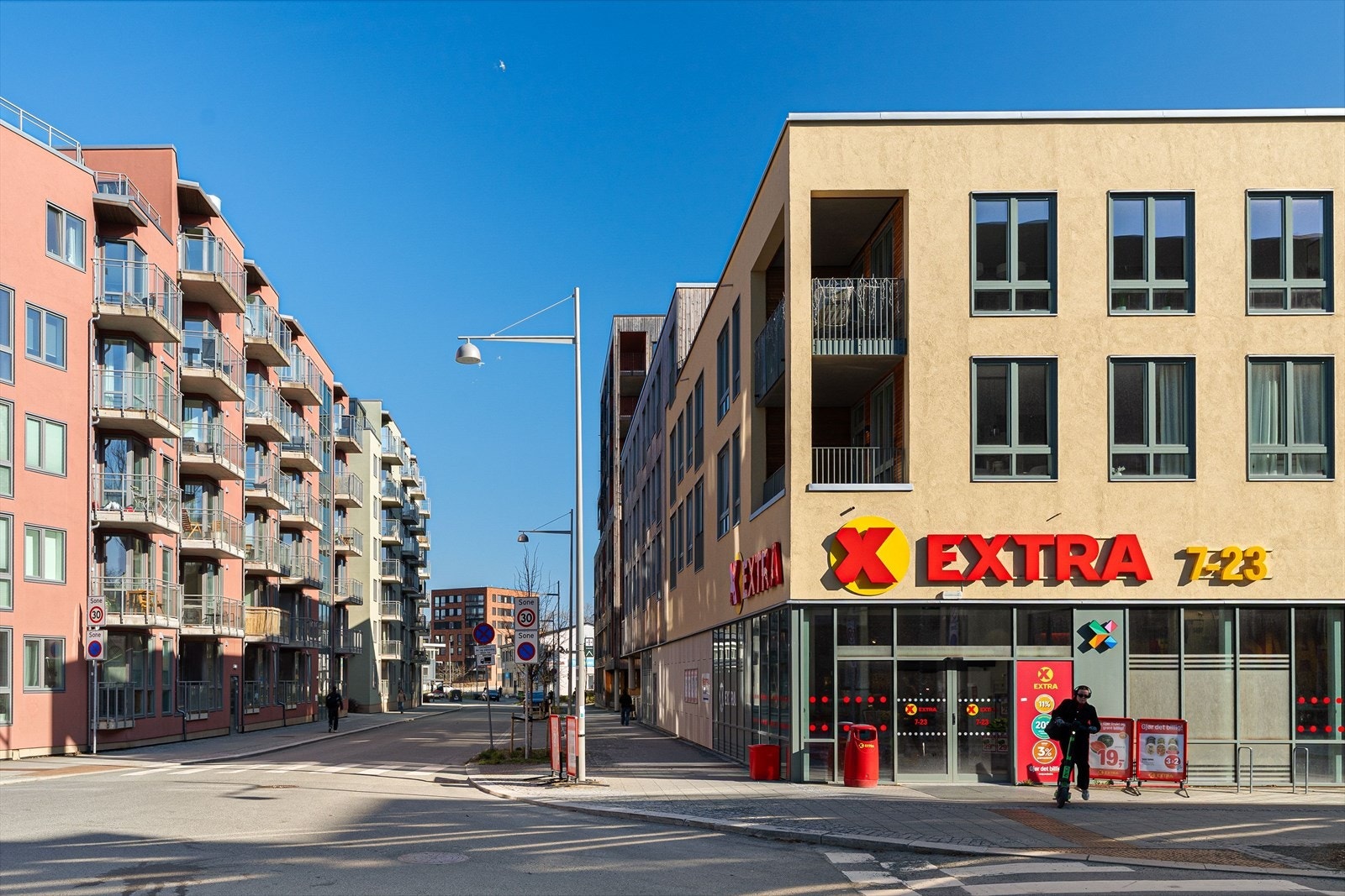 Nærområdet byr på to dagligvarebutikker i COOP Extra og Kiwi. Galleribilde
