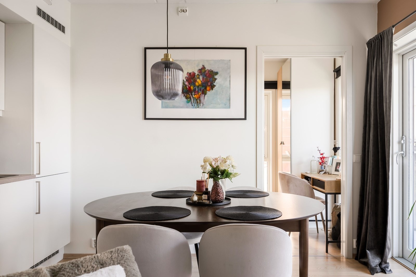 Med leiligheten følger det en bod i kjelleren for lagringsplass. Galleribilde