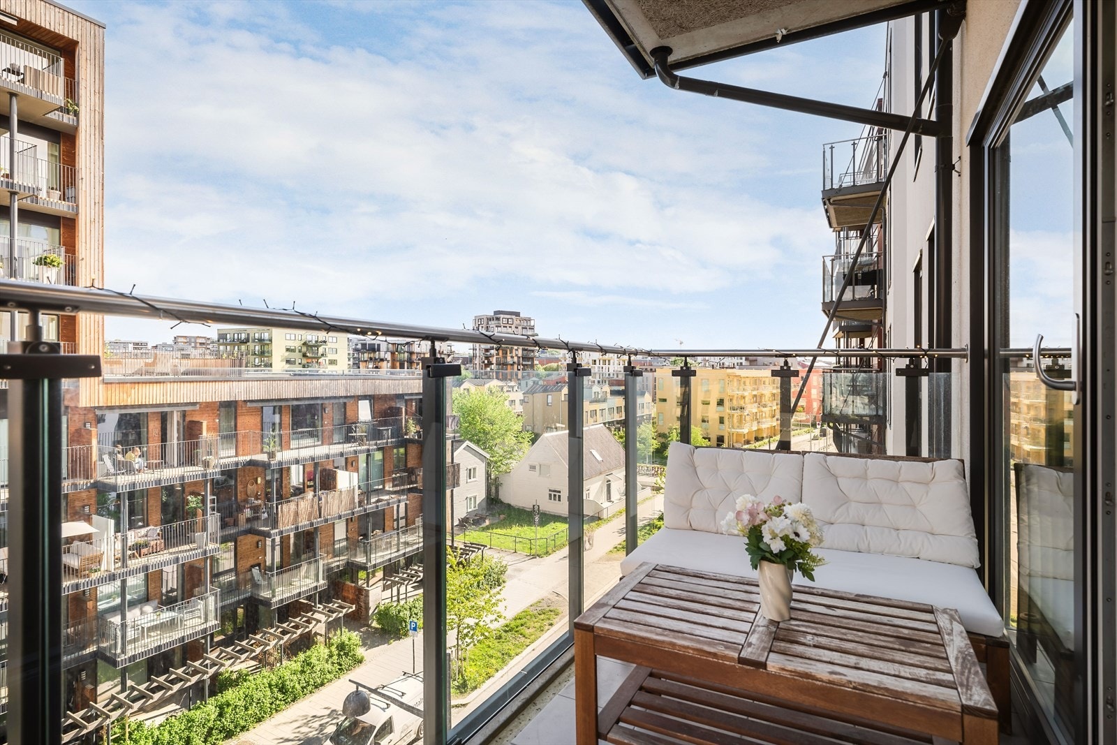 Leiligheten ligger i byggets 5. etasje og har en balkong på 5 kvm. med utsyn over Lilleby. Galleribilde