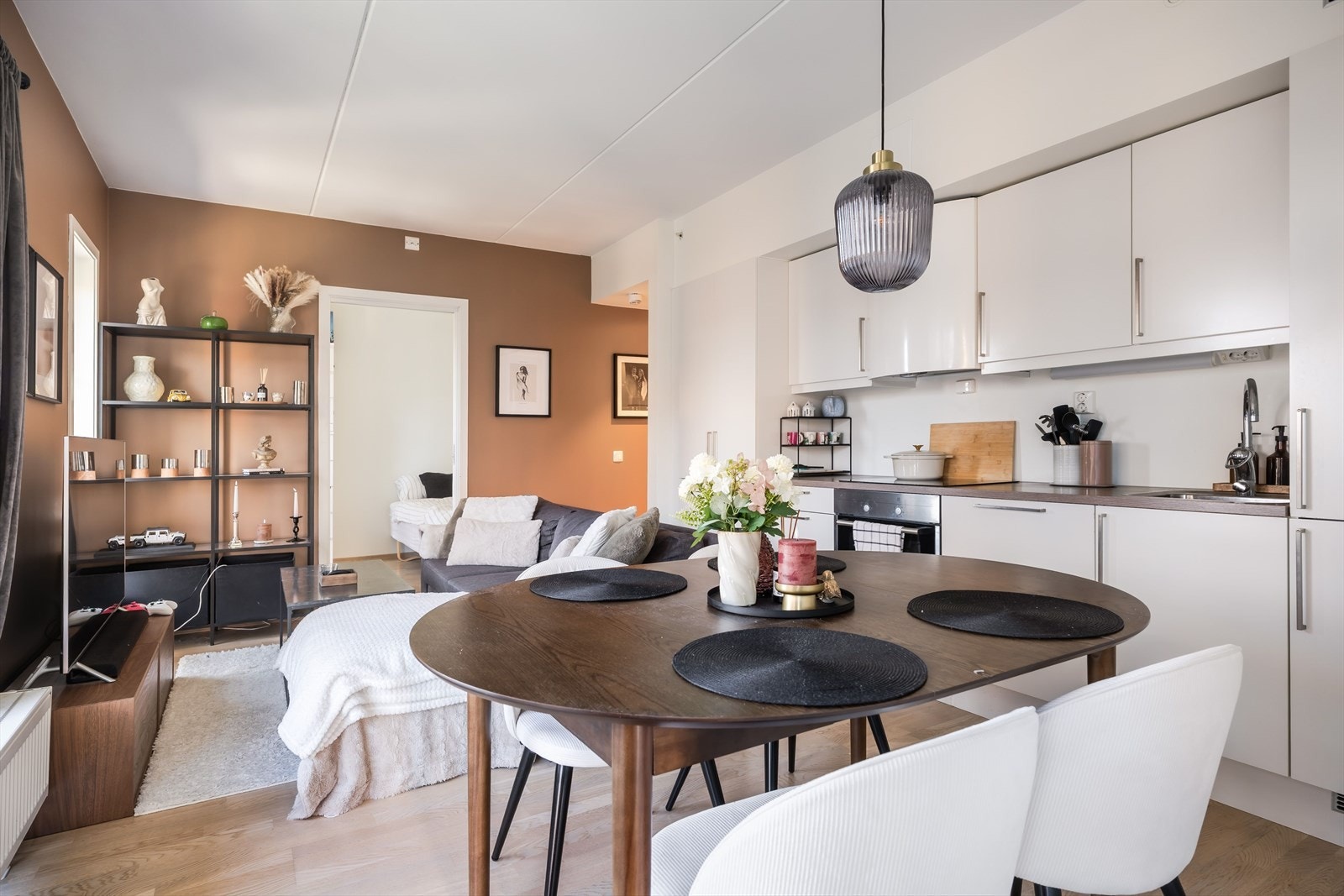 Det er gjennomgående 3-stavs parkett på gulv forutenom bad, hvor det er flislagt. Galleribilde