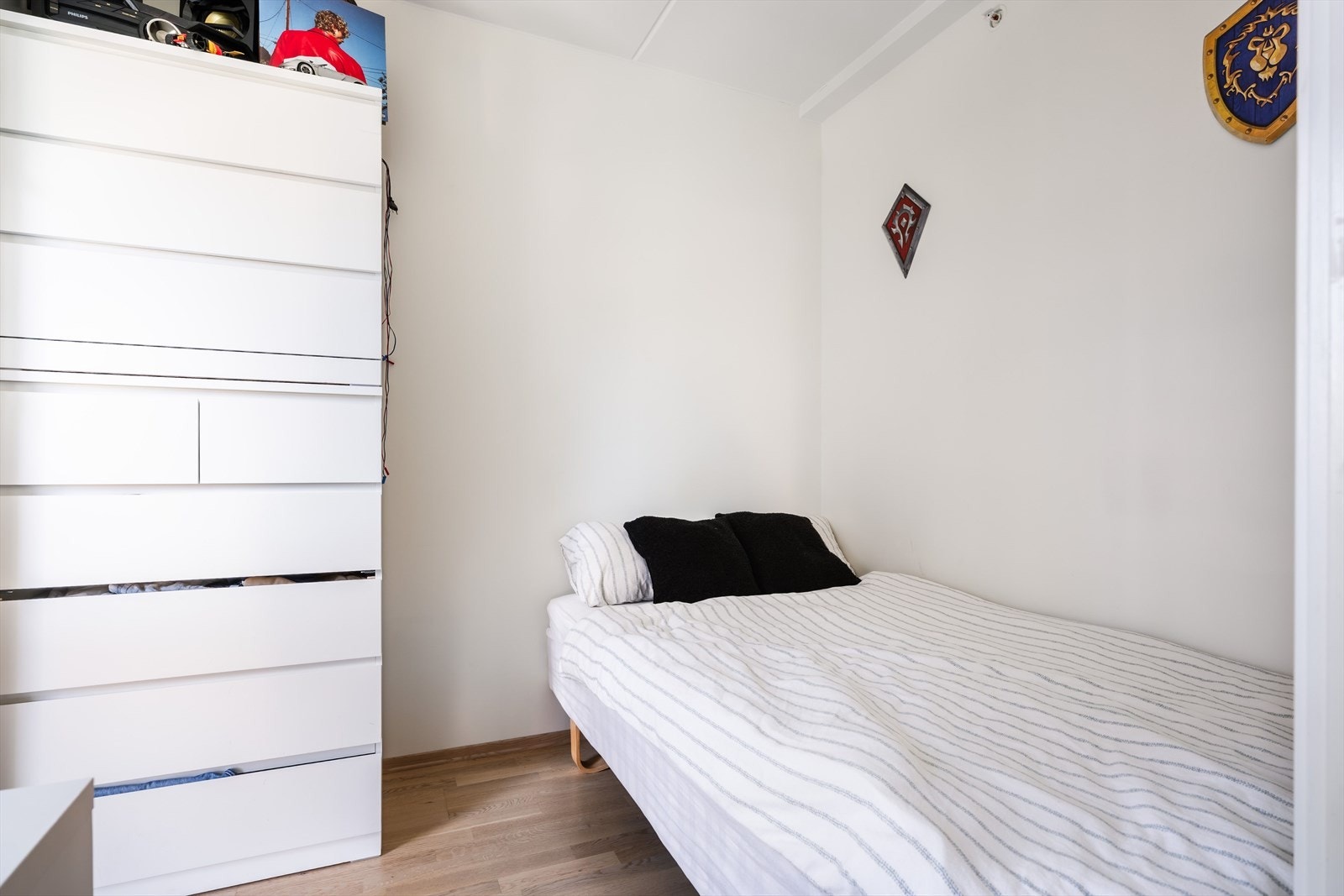 Begge soverommene har plass til både garderobeskap, seng og en kontorpult. Galleribilde