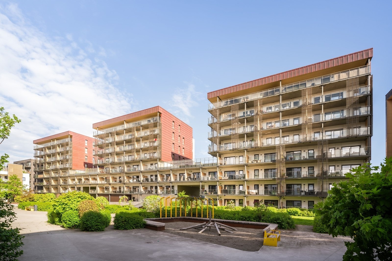 Pent opparbeidet "parkområde" i bakgården. Galleribilde