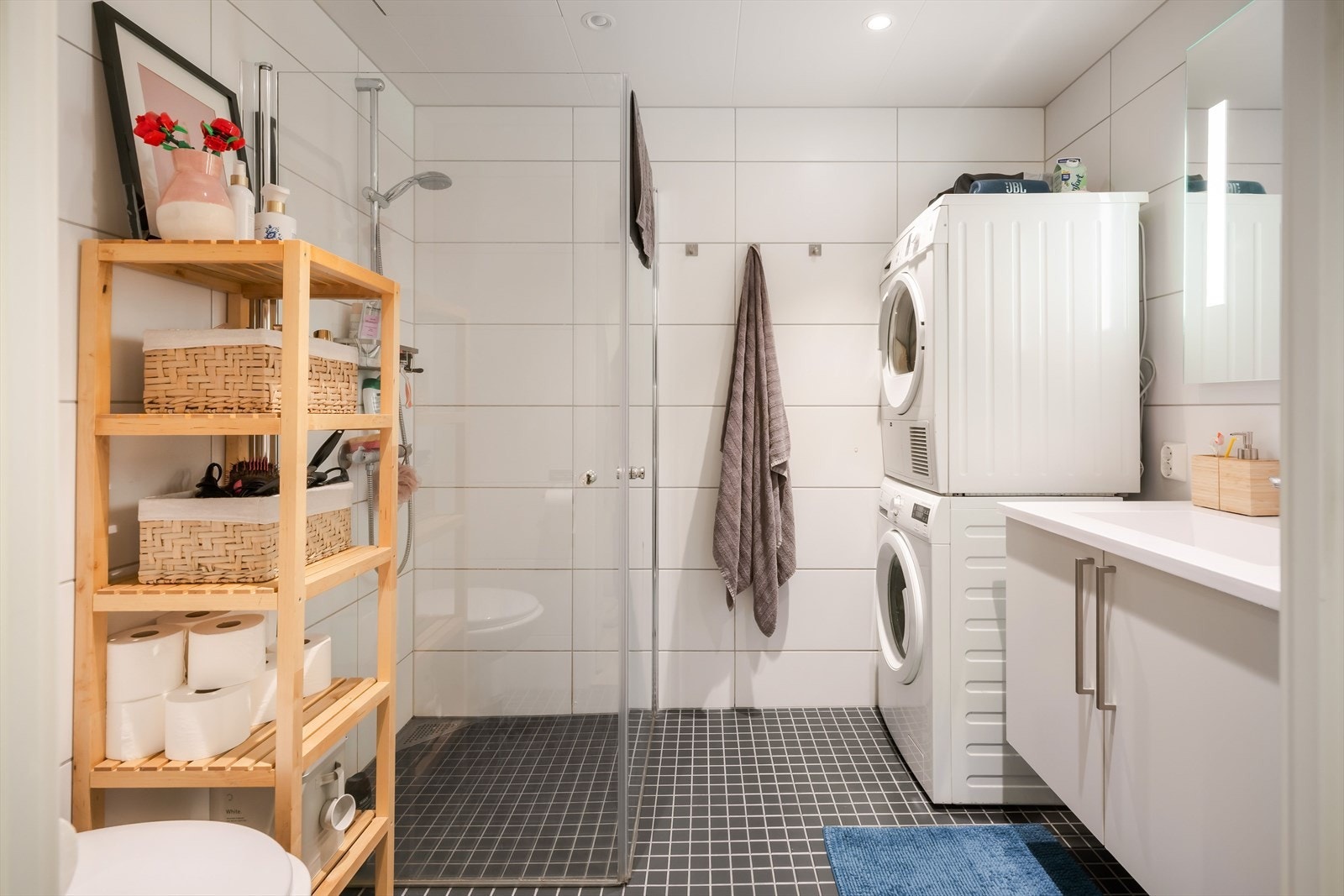 Flislagt bad med varme i gulv. God plass til både vaskemaskin og tørketrommel. Galleribilde