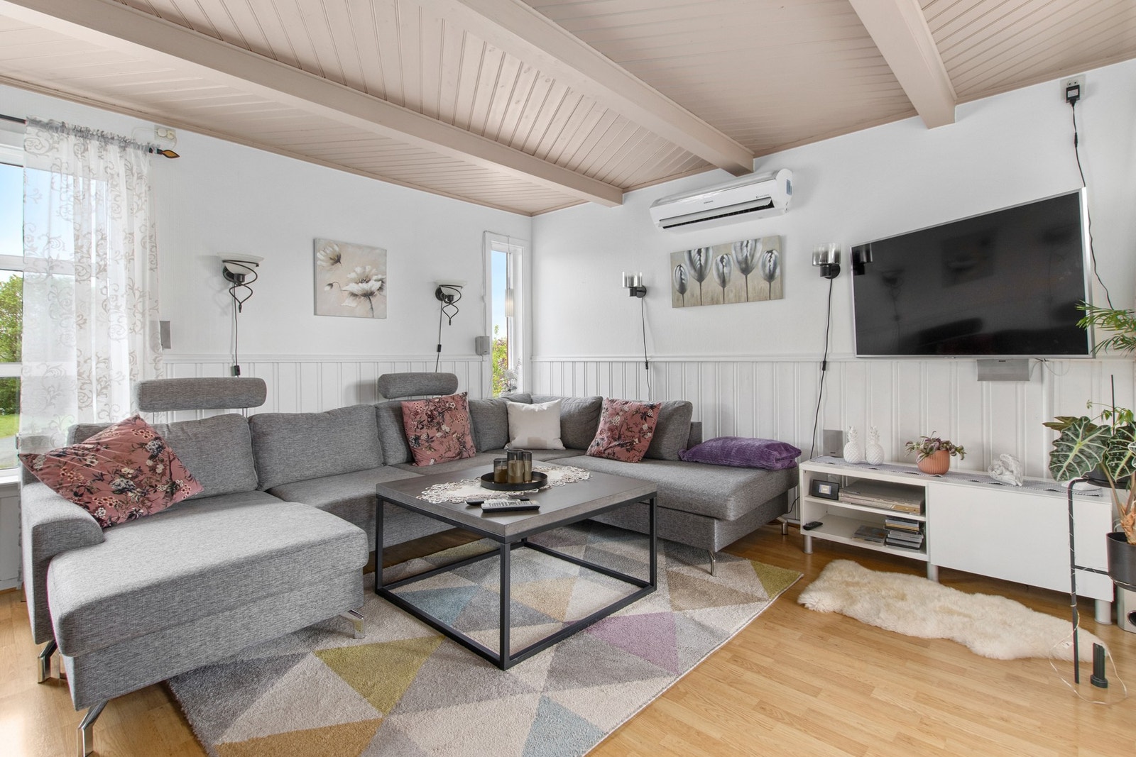 Plass til flere sittegrupper i stuen. Galleribilde
