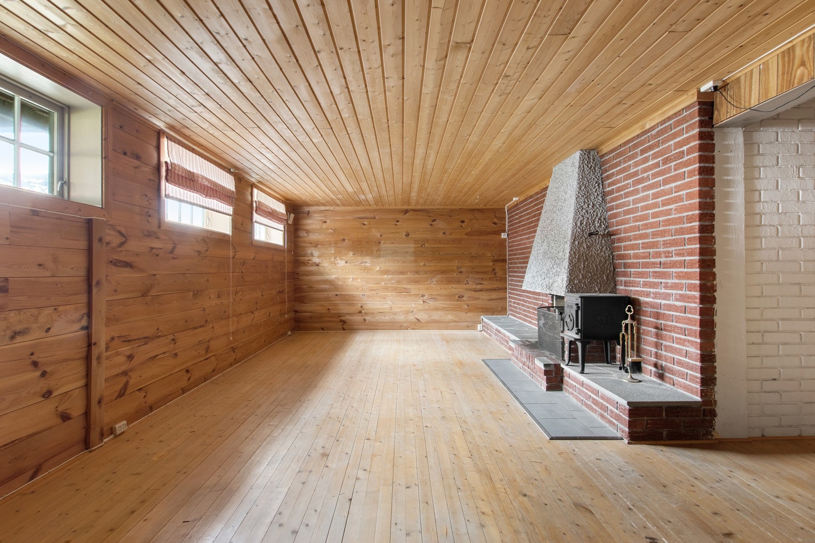 Stor kjellerstue i huset. Galleribilde