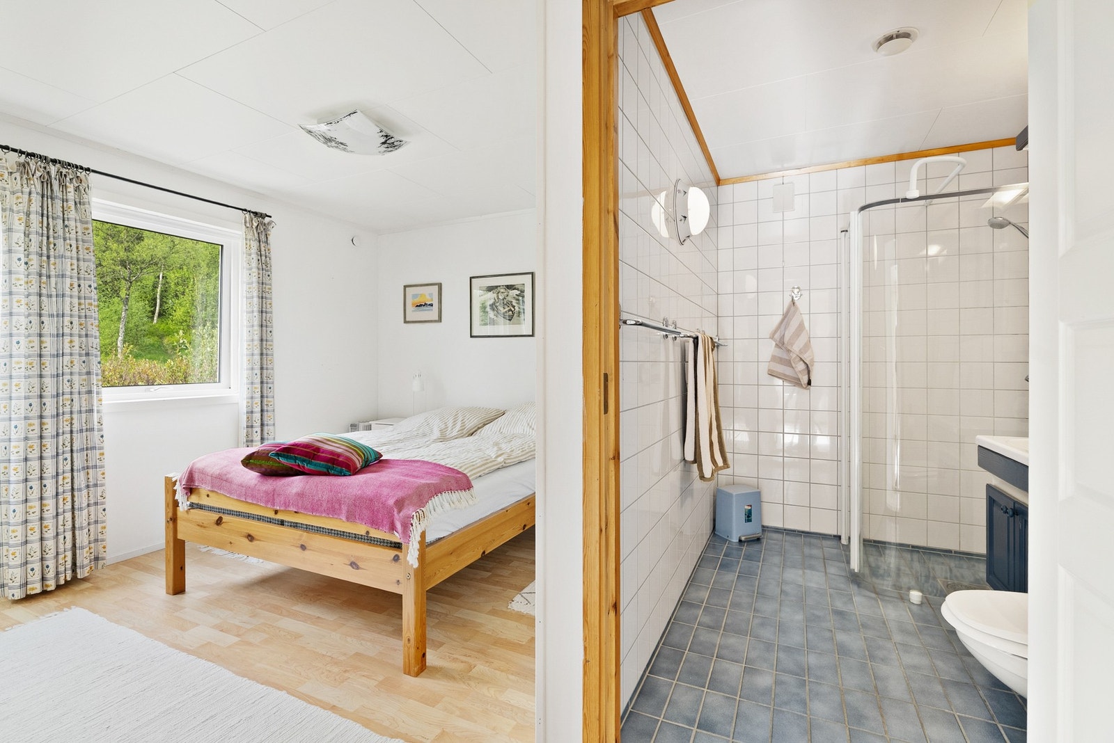 Hovedsoverommet har direkte adkomst til eget bad. Galleribilde
