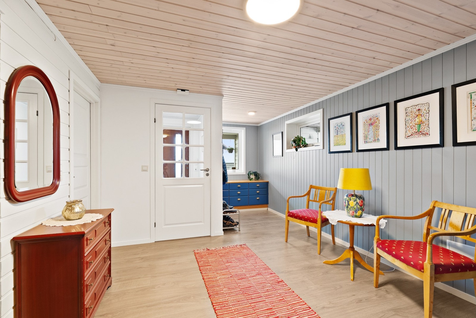 Romslig entré i første etasje med god plass til å ta imot gjester. Her er det også gulvvarme. Galleribilde