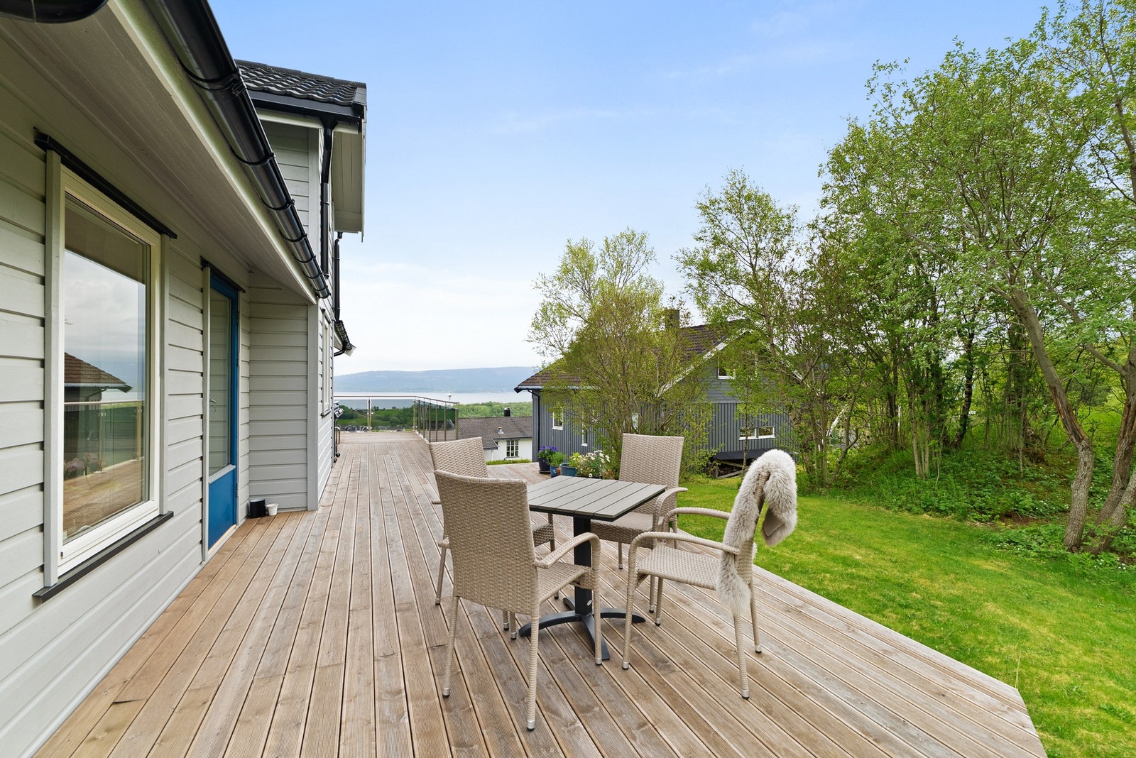 Terrasse i forlengelse av balkongen som strekker seg på vest og nord siden av boligen. Galleribilde