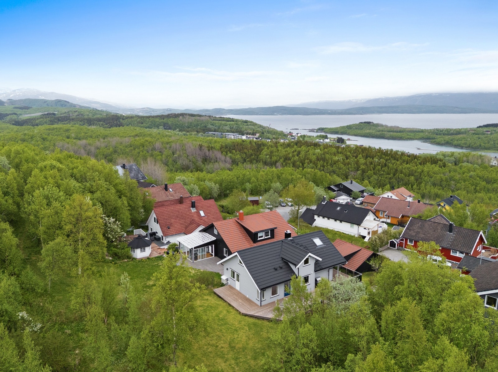 Boligen ligger usjenert til med skogen som nærmeste nabo på baksiden av eiendommen. Galleribilde
