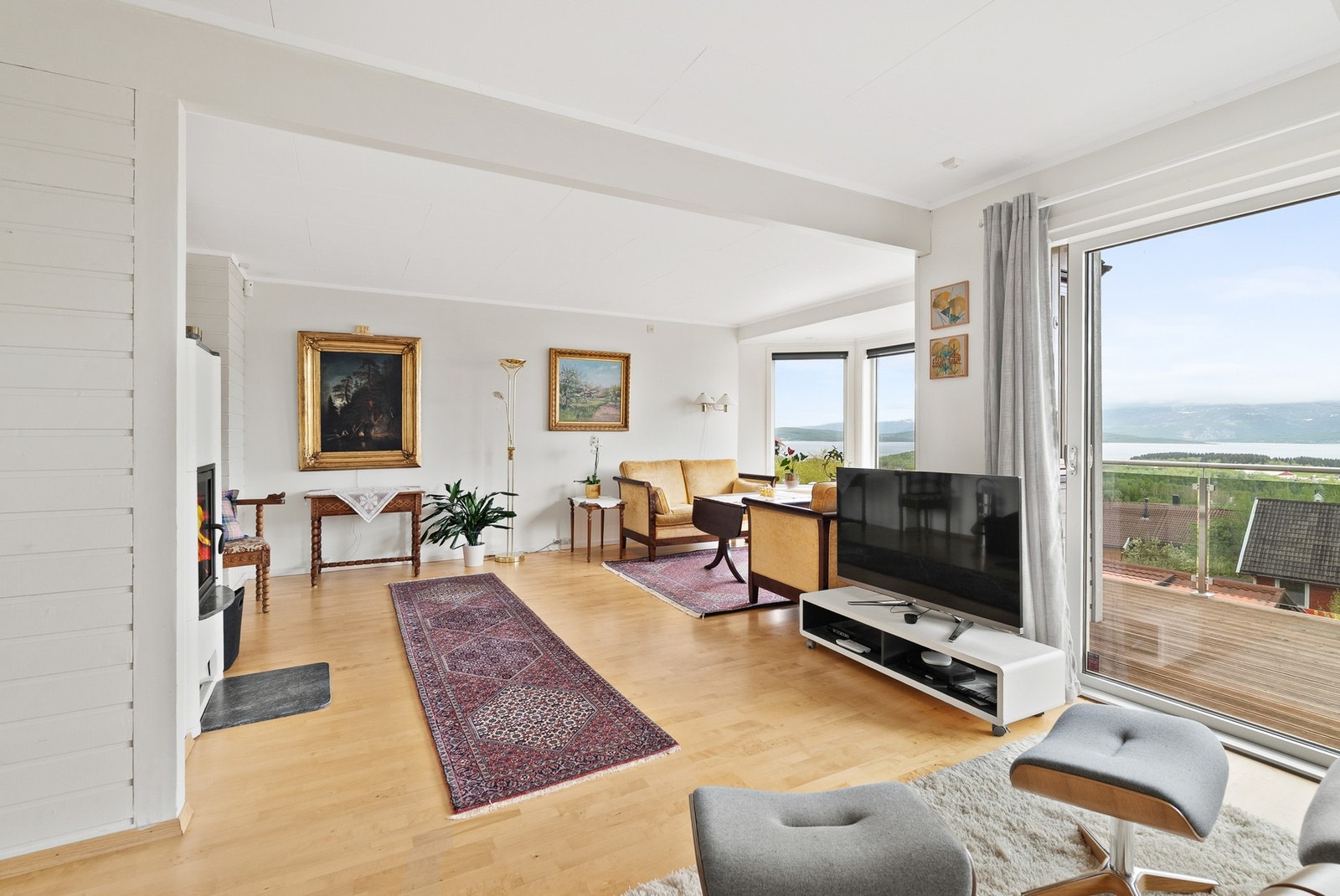 Stuen er gjennomgående og gir god plass for flere sittegrupper. Galleribilde