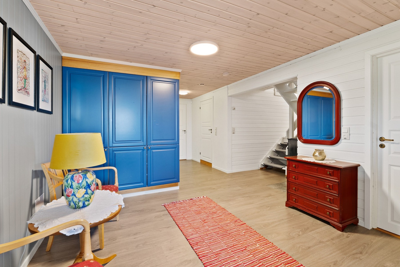 Hallen binder sammen rommene i første etasje og har trappeforbindelse opp til hovedetasjen. Galleribilde