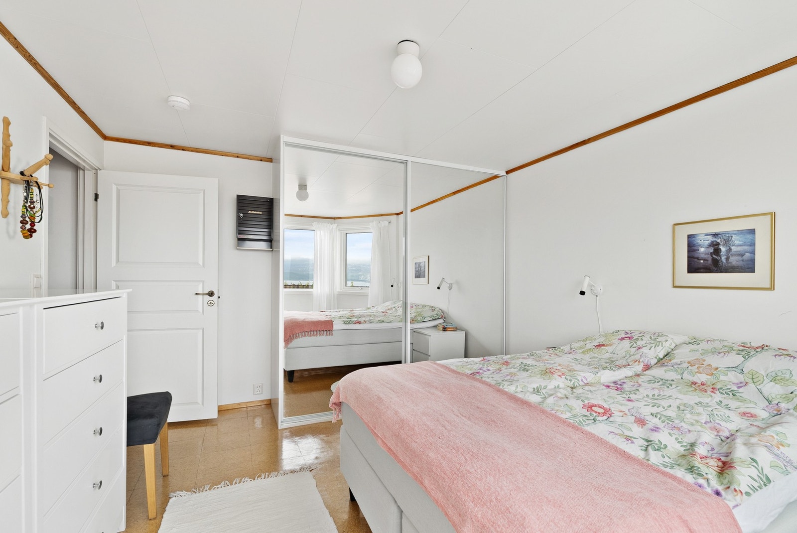 Rommet har en stor skyvedørsgarderobe som gir effektiv utnyttelse av plassen. Galleribilde