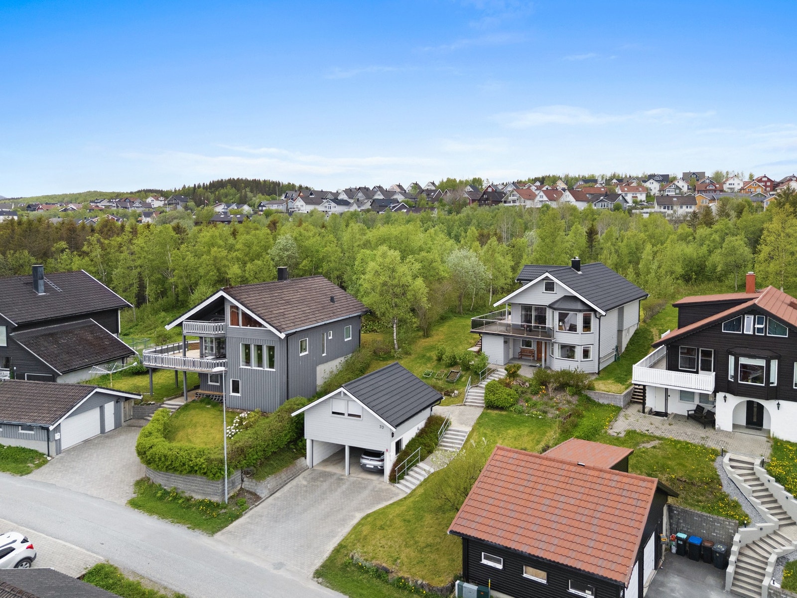 Eiendommen ligger i et etablert og familievennlig boligområde. Galleribilde