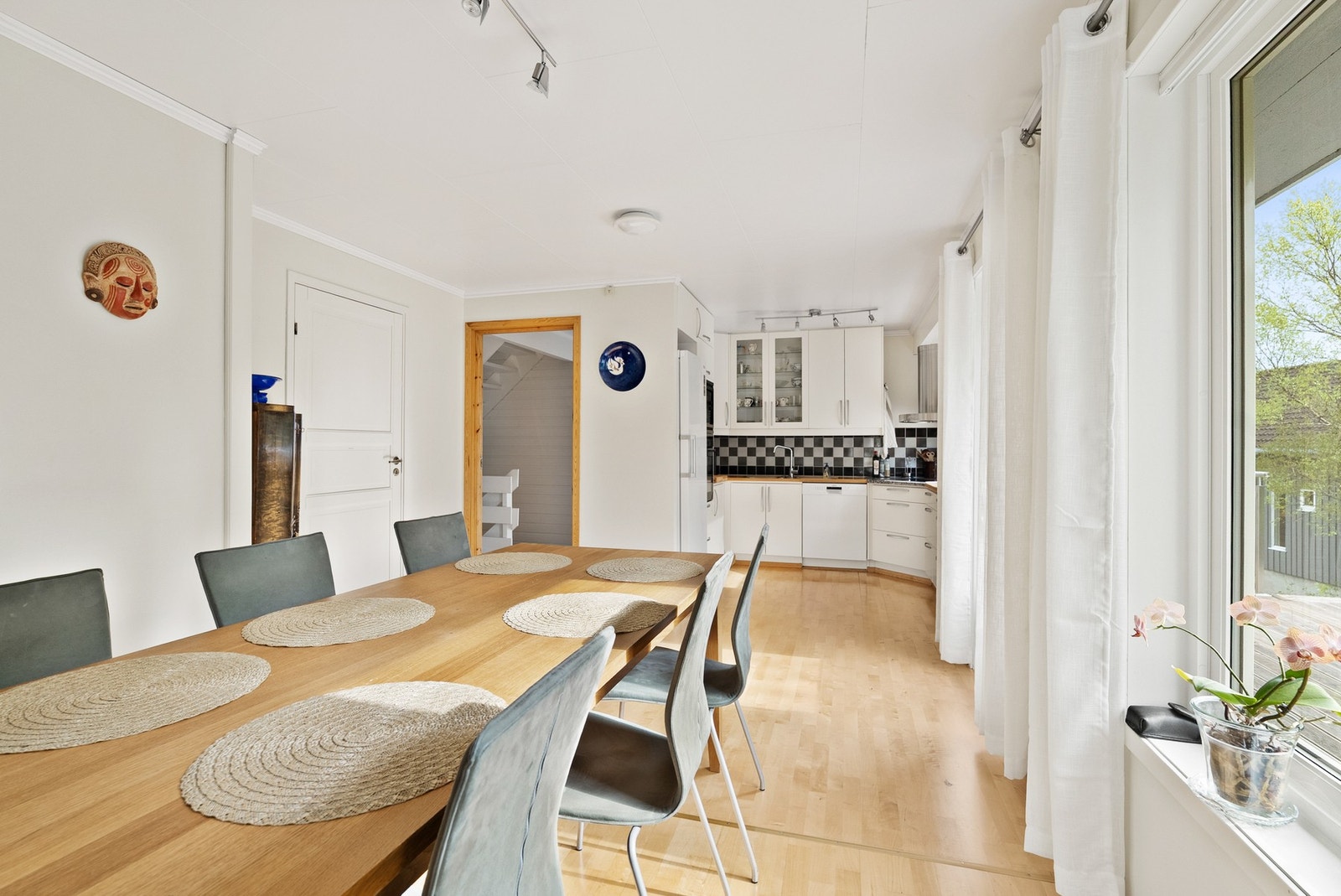 Fra spisestuen er det enkel adkomst til både kjøkken og gangen med trapp til de andre etasjene. Galleribilde
