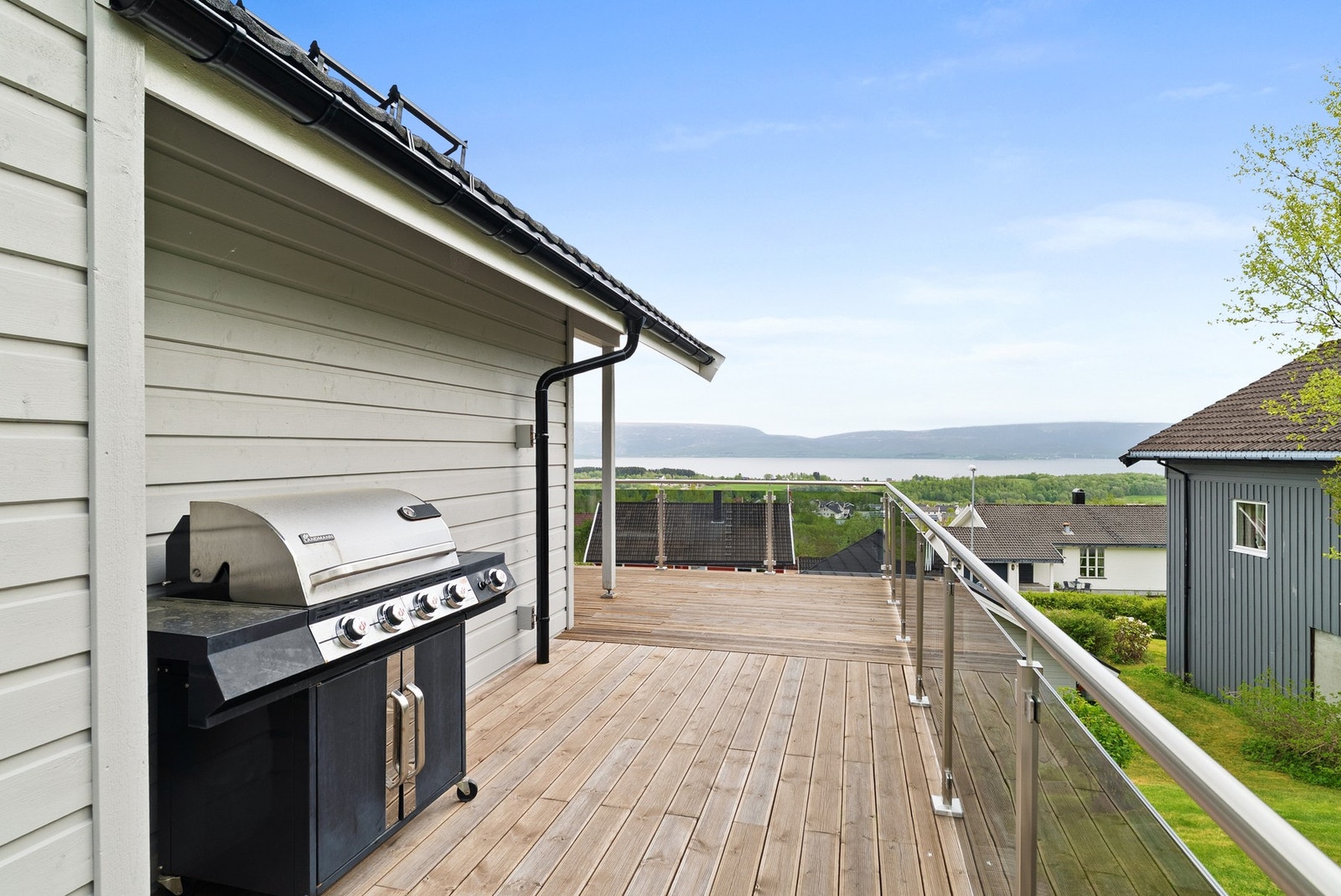 Her er det god plass for grill og en sosial sone med utsikt. Galleribilde