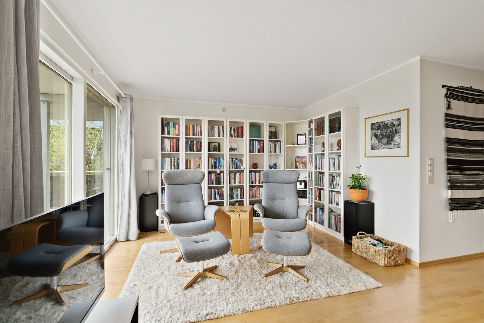 Fra stuen er det utgang til balkong og terrasse som strekker seg rundt store deler av boligen. Galleribilde