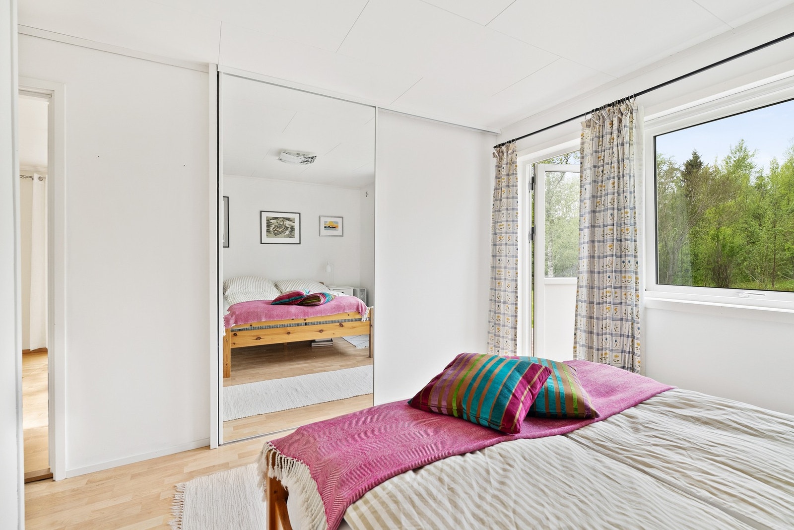 Skyvedørsgarderobe med speilfronter gir rikelig med oppbevaringsplass på soverommet. Galleribilde
