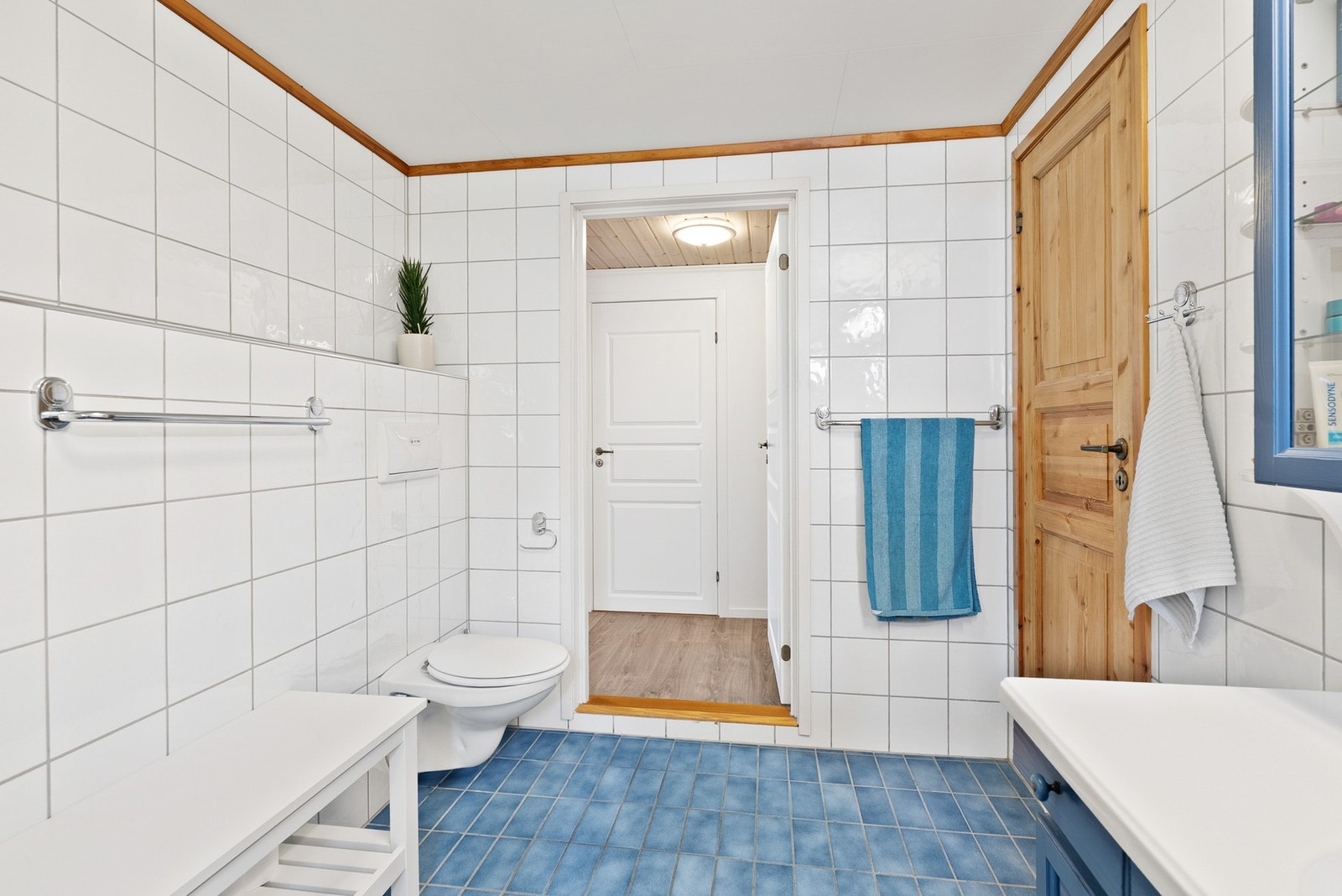 Badet har god plass og er praktisk innredet med rikelig skapplass. Galleribilde
