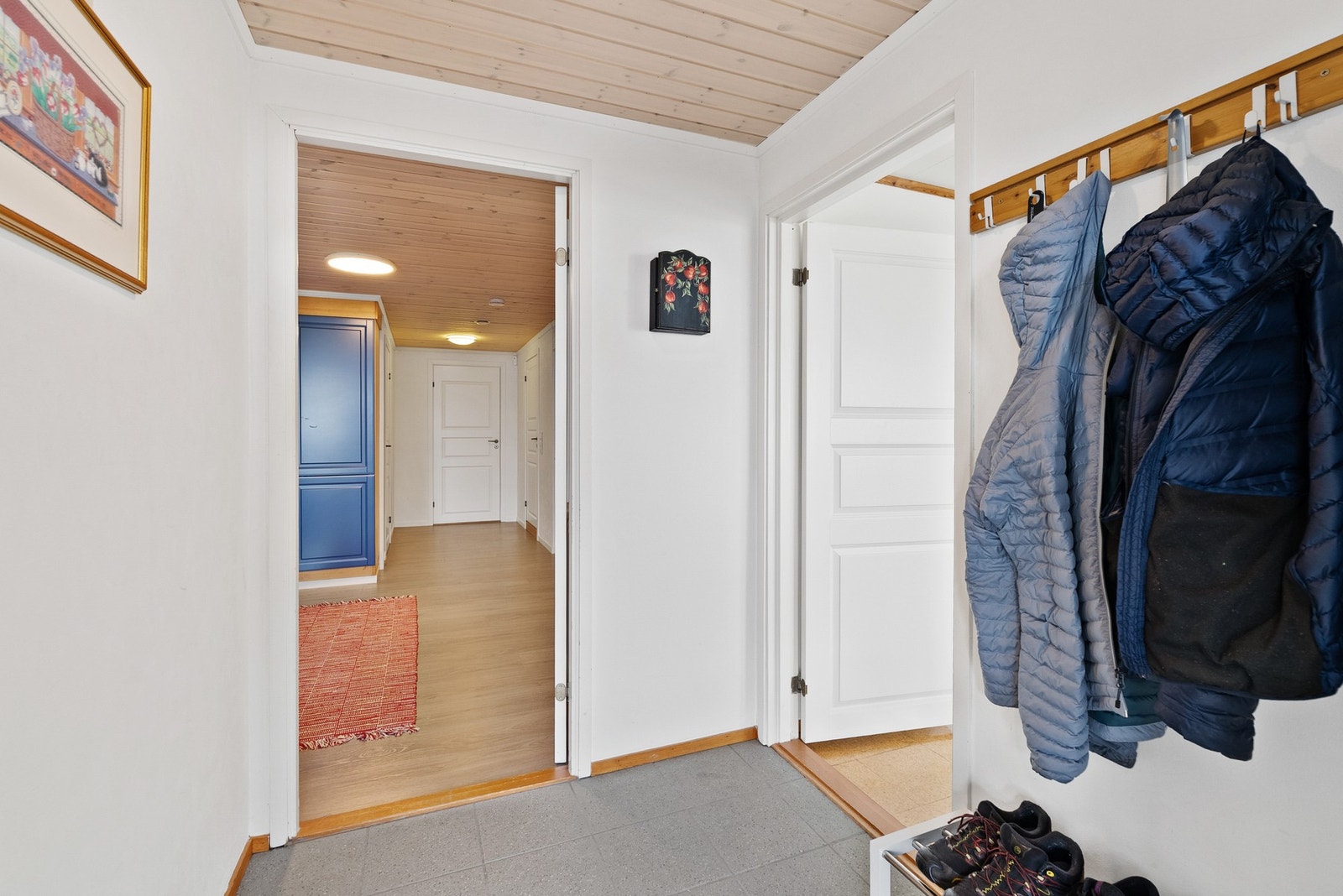 Praktisk del av entreen med plass til å henge fra seg yttertøy. Galleribilde