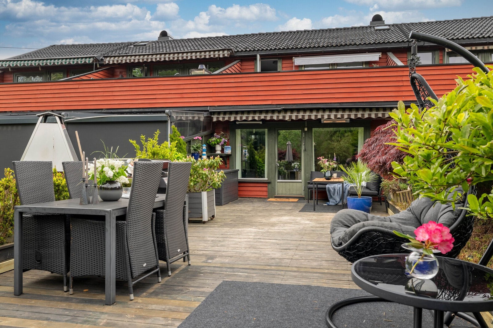 God plass til grill og utemøbler på den store terrassen Galleribilde