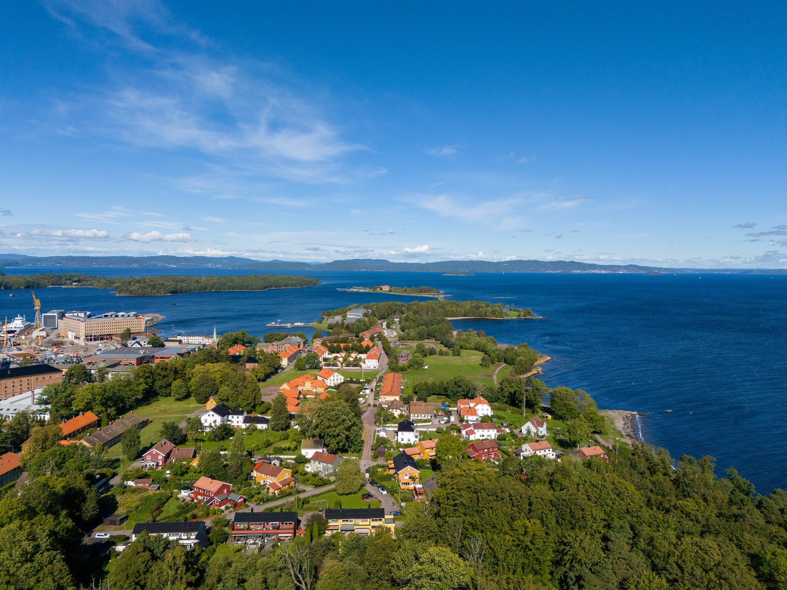Flyfoto over boligen og nærområdet, legg merke til hvor kort det er til sjøen Galleribilde