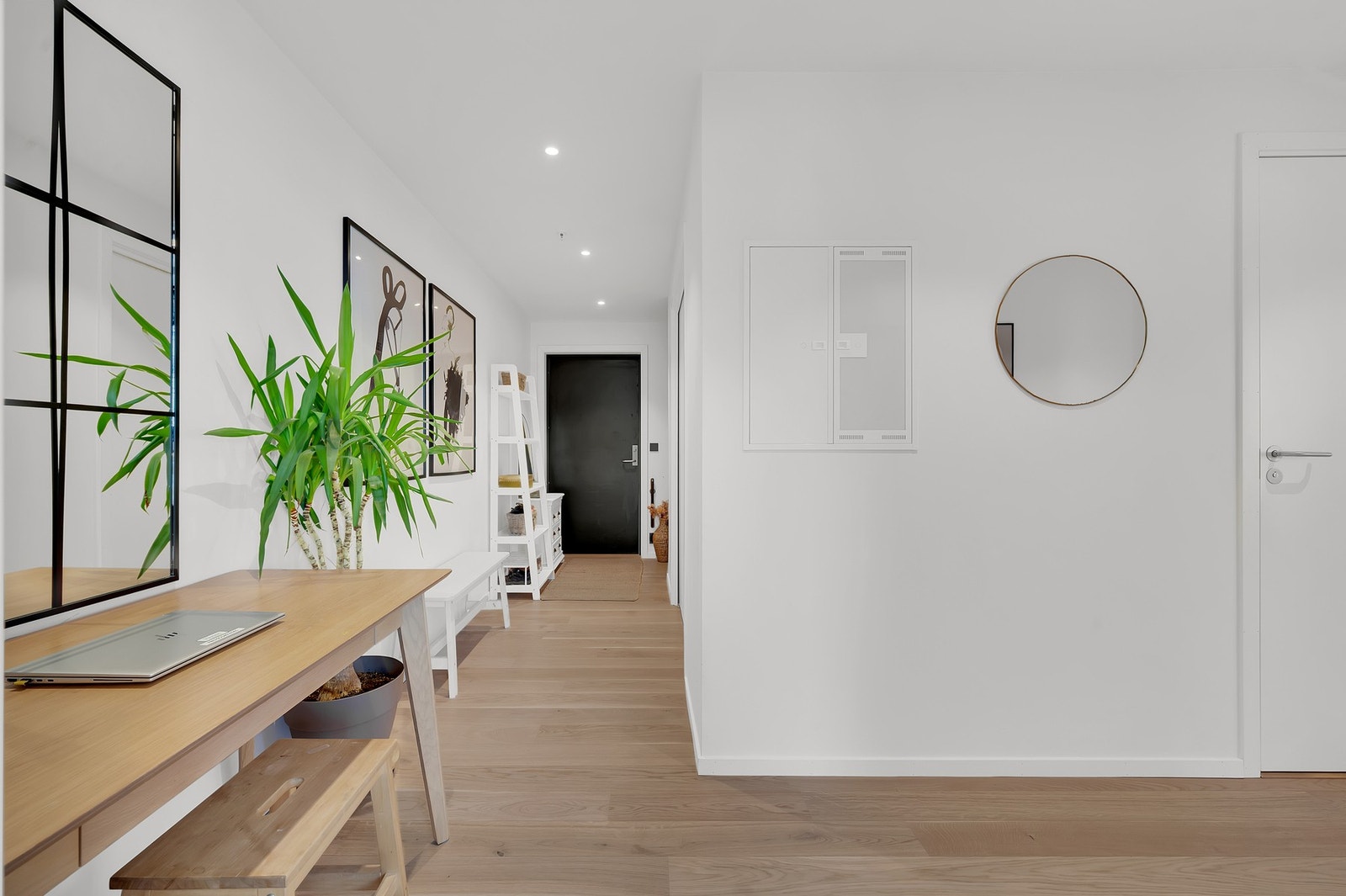 Romslig entré med plass til garderobeløsninger eller en liten arbeidsplass. Galleribilde