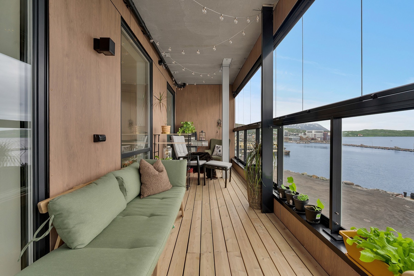 Balkongen har god plass til sittegruppe og beplantning. Galleribilde